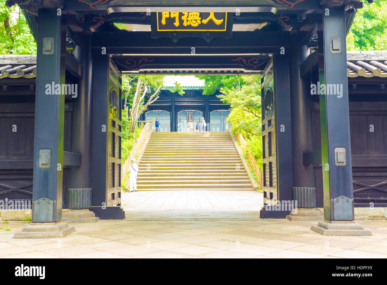 Scale visto attraverso aprire il portone d'ingresso alla storica Yushima Seido, un tempio confuciano a Tokyo in Giappone. Posizione orizzontale Foto Stock