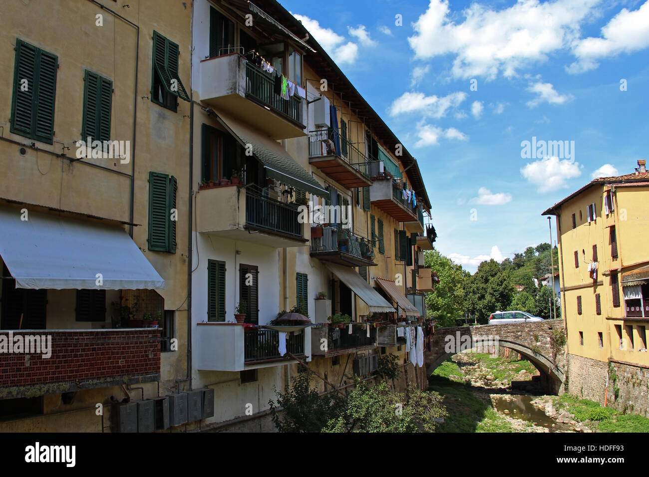 Tipiche case italiane a Greve in Chianti, Toscana con servizio lavanderia appesi sui balconi Foto Stock
