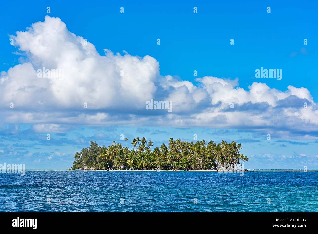 Piccola isola deserta con palme, Raiatea, Polinesia francese, South Pacific Oceania Foto Stock