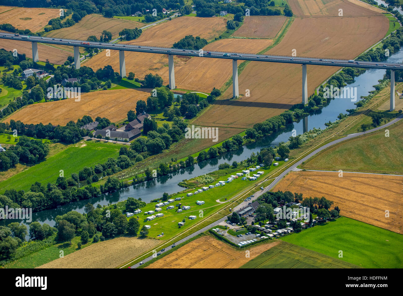 Fotografia aerea, distretto della Ruhr, valle della Ruhr, pianure alluvionali della Ruhr, Ruhrtalbrücke, ponte autostradale, A52, campeggio Foto Stock