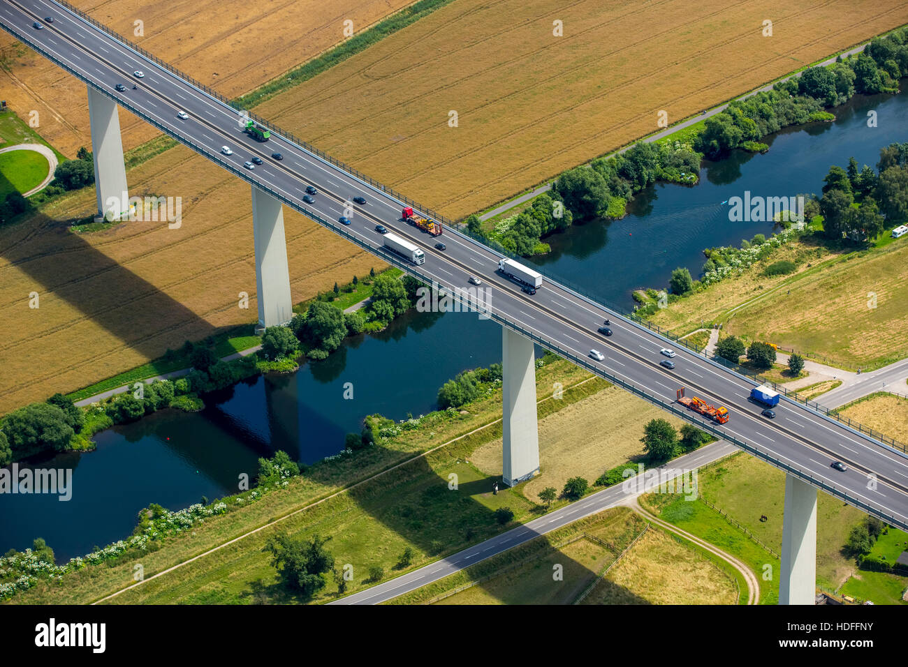 Fotografia aerea, distretto della Ruhr, valle della Ruhr, pianure alluvionali della Ruhr, Ruhrtalbrücke, ponte autostradale, A52, a Mülheim an der Ruhr Foto Stock