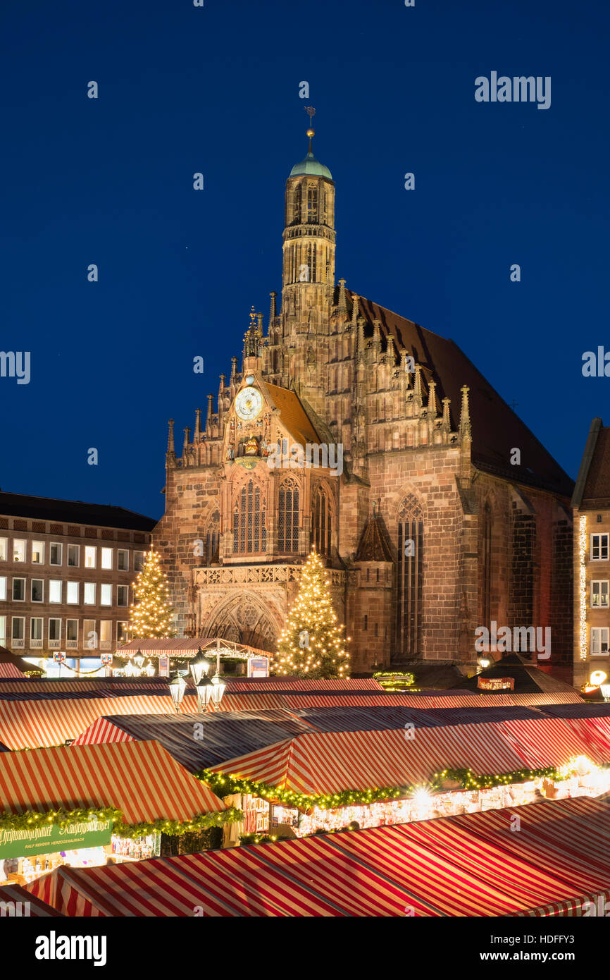 Chiesa di Nostra Signora e il mercatino di Natale di Norimberga, la sera, Norimberga, Media Franconia, Franconia, Baviera, Germania Foto Stock