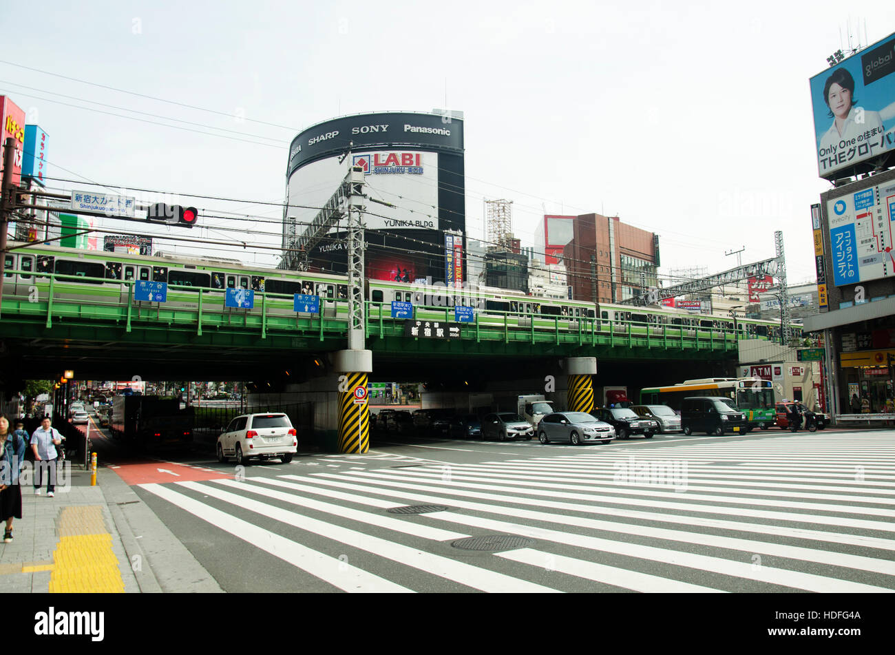 Paesaggio urbano e la linea JR di Yamanote della stazione metropolitana di Tokyo con traffico stradale a Shinjuku city il 21 ottobre 2016 a Tokyo, Giappone Foto Stock