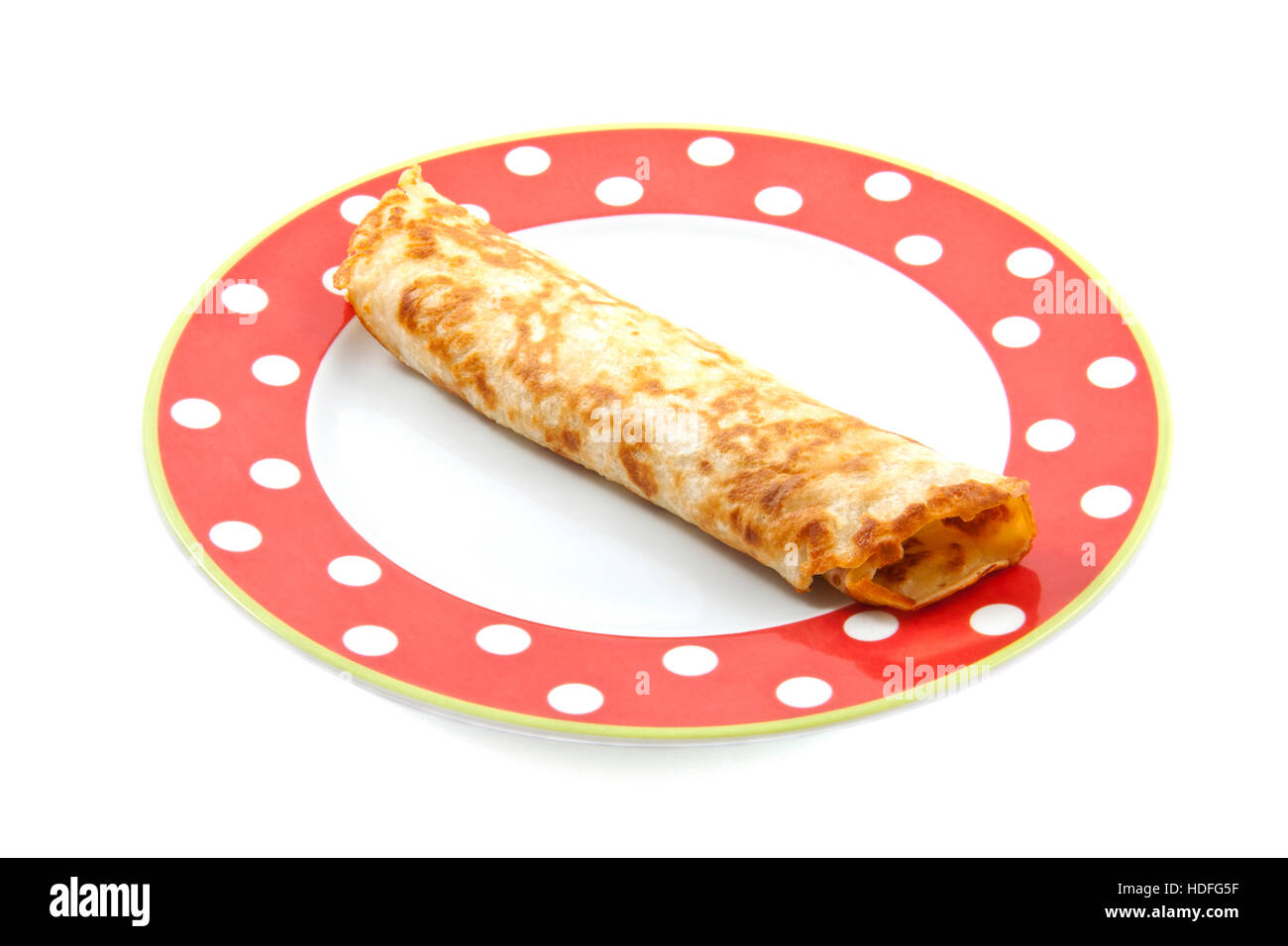 Gustosi pancake arrotolato sul divertente piastra maculato isolato su bianco Foto Stock