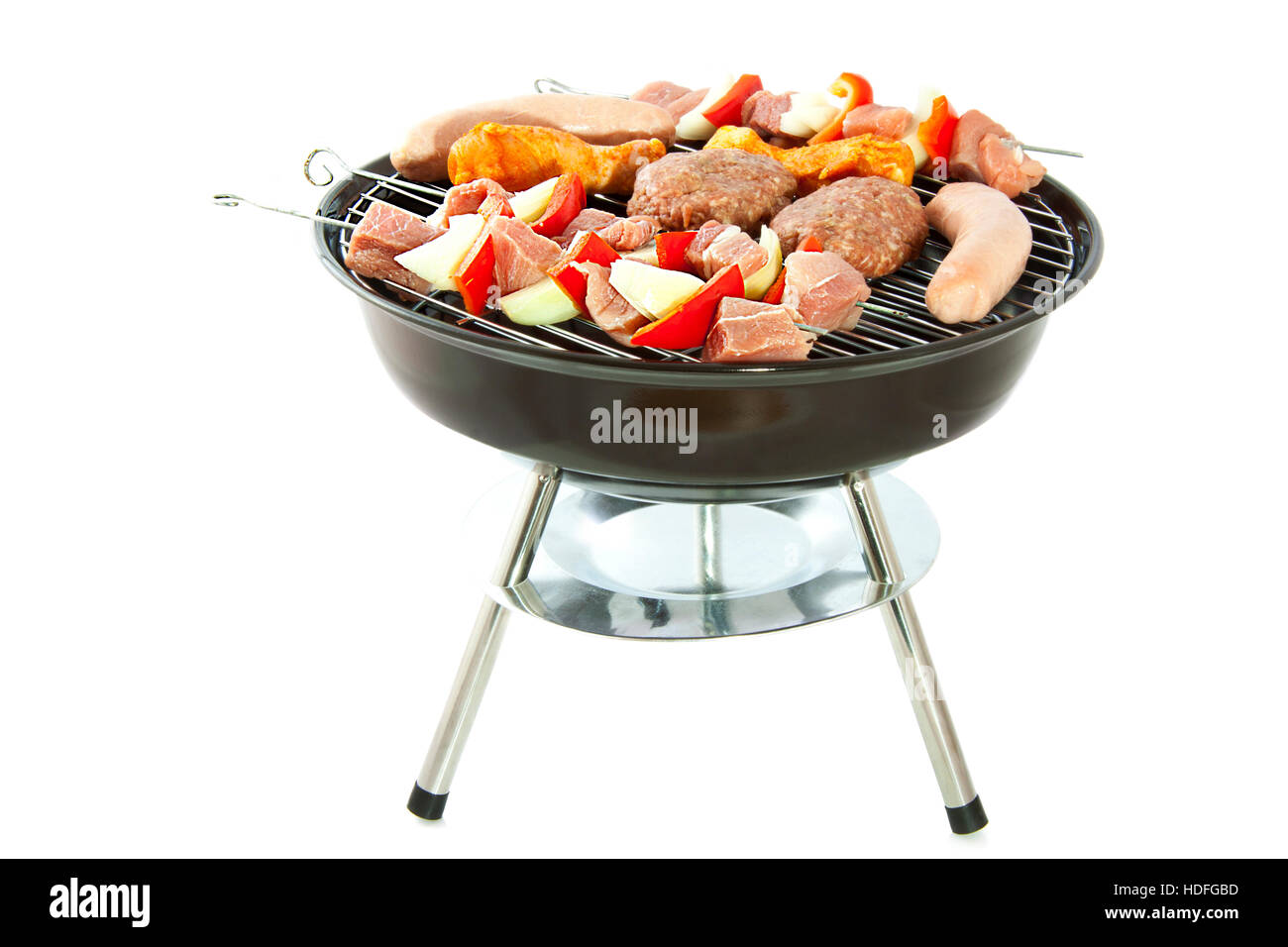 Fresche diversi tipi di carne su un barbecue isolato su bianco Foto Stock