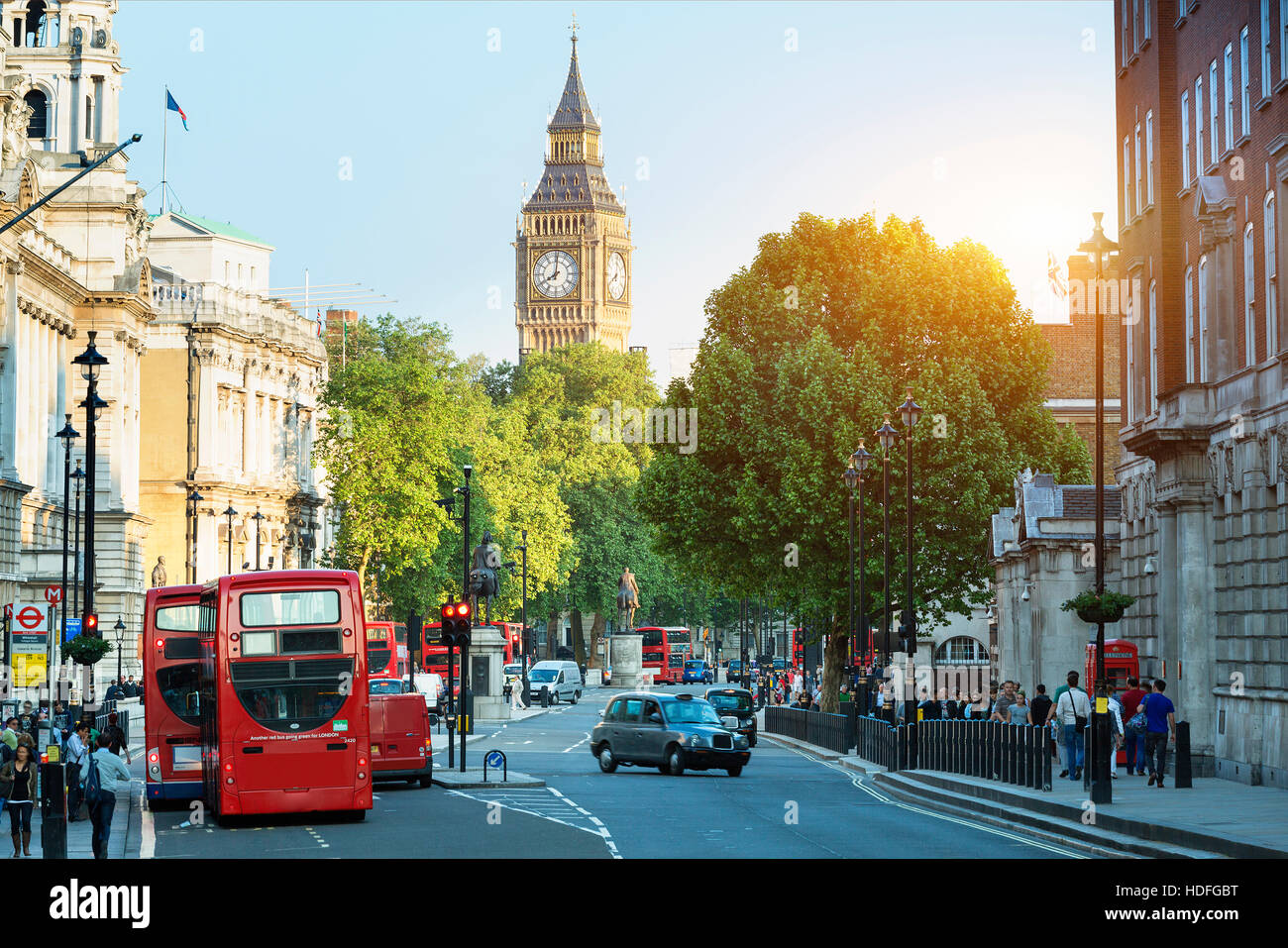 LONDON, Regno Unito - il traffico su Trafalgar square Foto Stock
