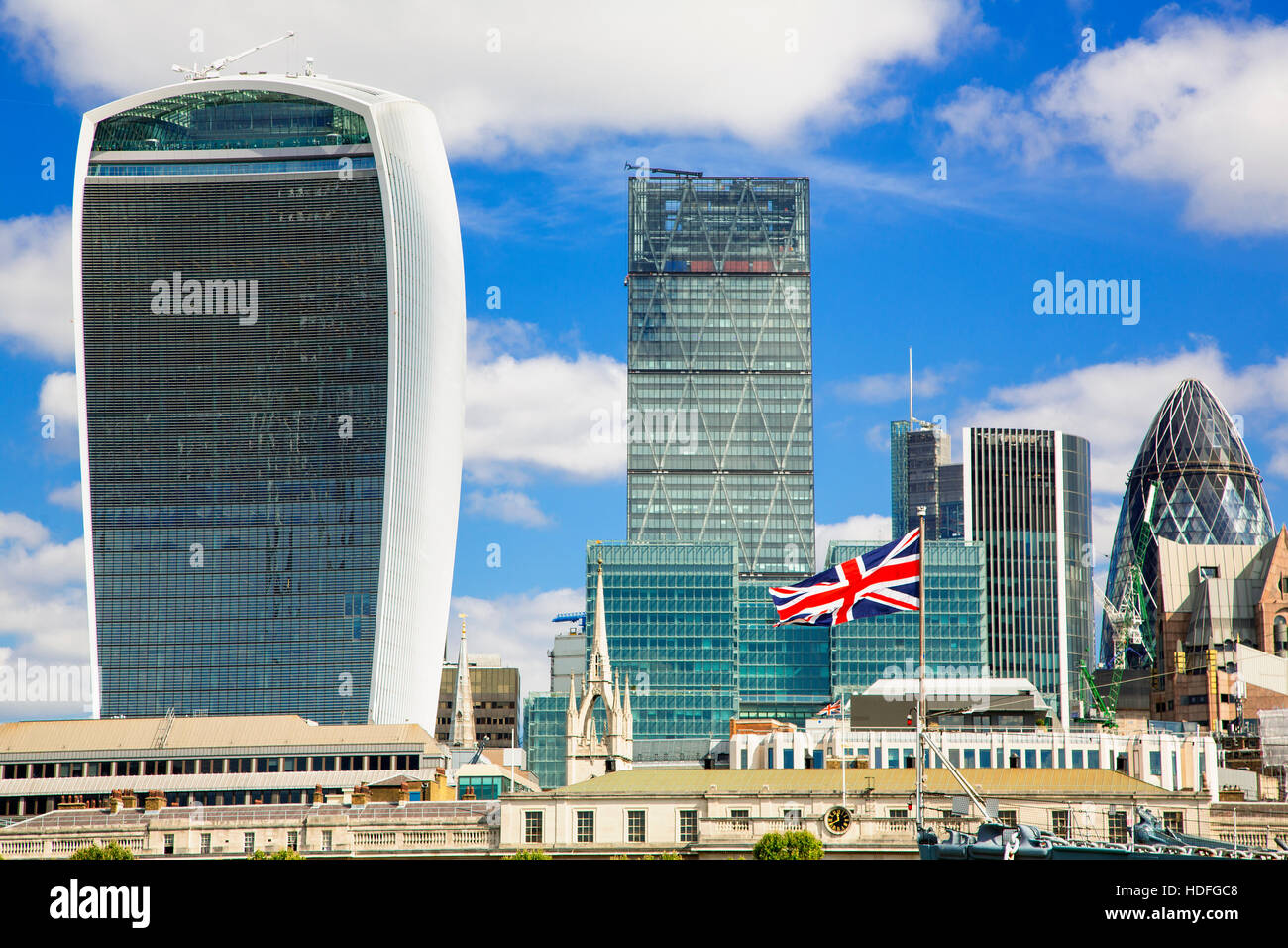 Londra. Gli edifici della città lungo il fiume Tamigi. Foto Stock