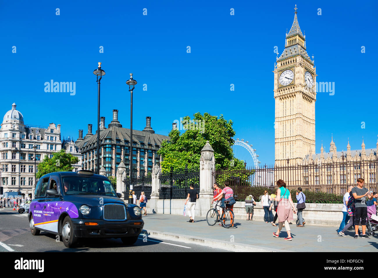 LONDON, Regno Unito - il traffico attorno a casa del parlamento Foto Stock