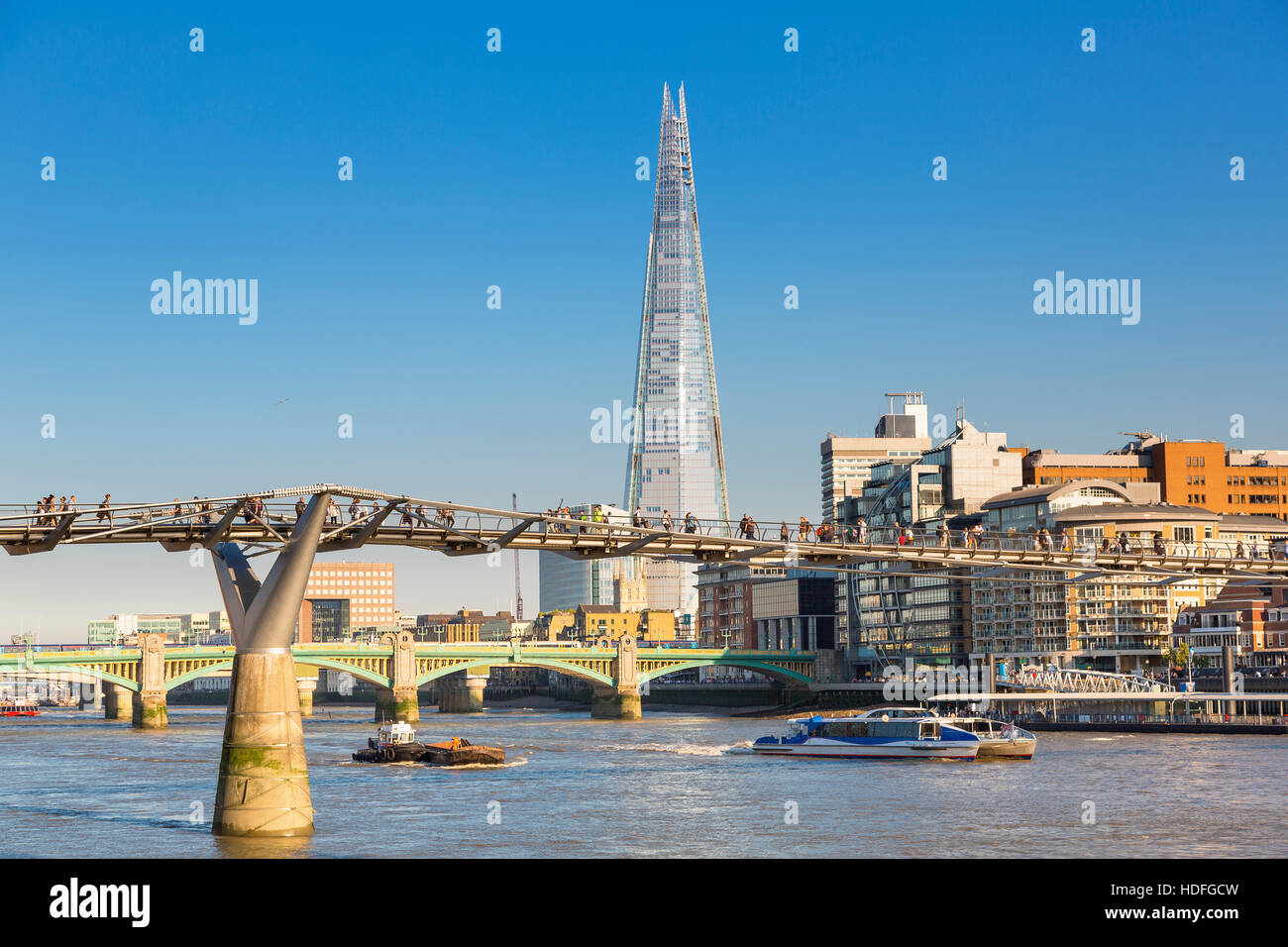 Vista giorno dal Millennium Bridge Tiro al grattacielo Shard Foto Stock