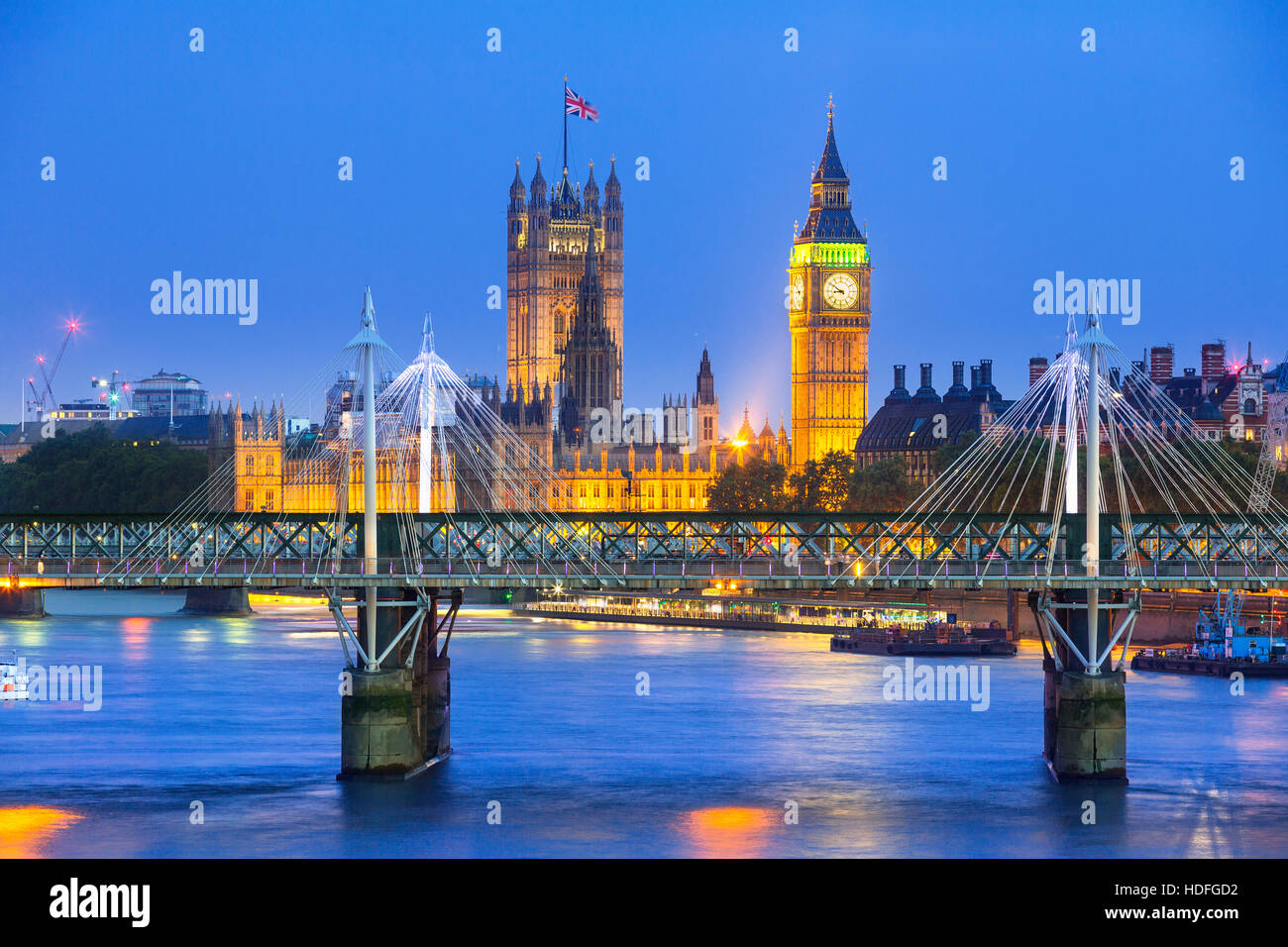 Londra al crepuscolo. County Hall, Westminster Bridge, il Big Ben e le Camere del Parlamento. Foto Stock
