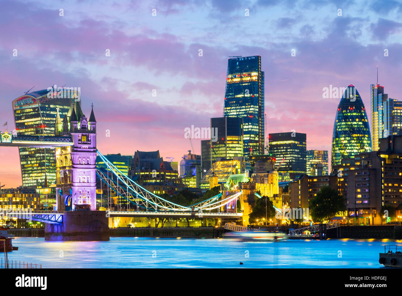 Un bellissimo tramonto-tempo vista del Tower Bridge e il fiume Tamigi a Londra, con il quartiere finanziario in background Foto Stock