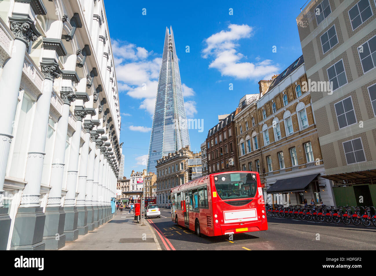 Londra, il traffico su Londra con il Coccio in background Foto Stock
