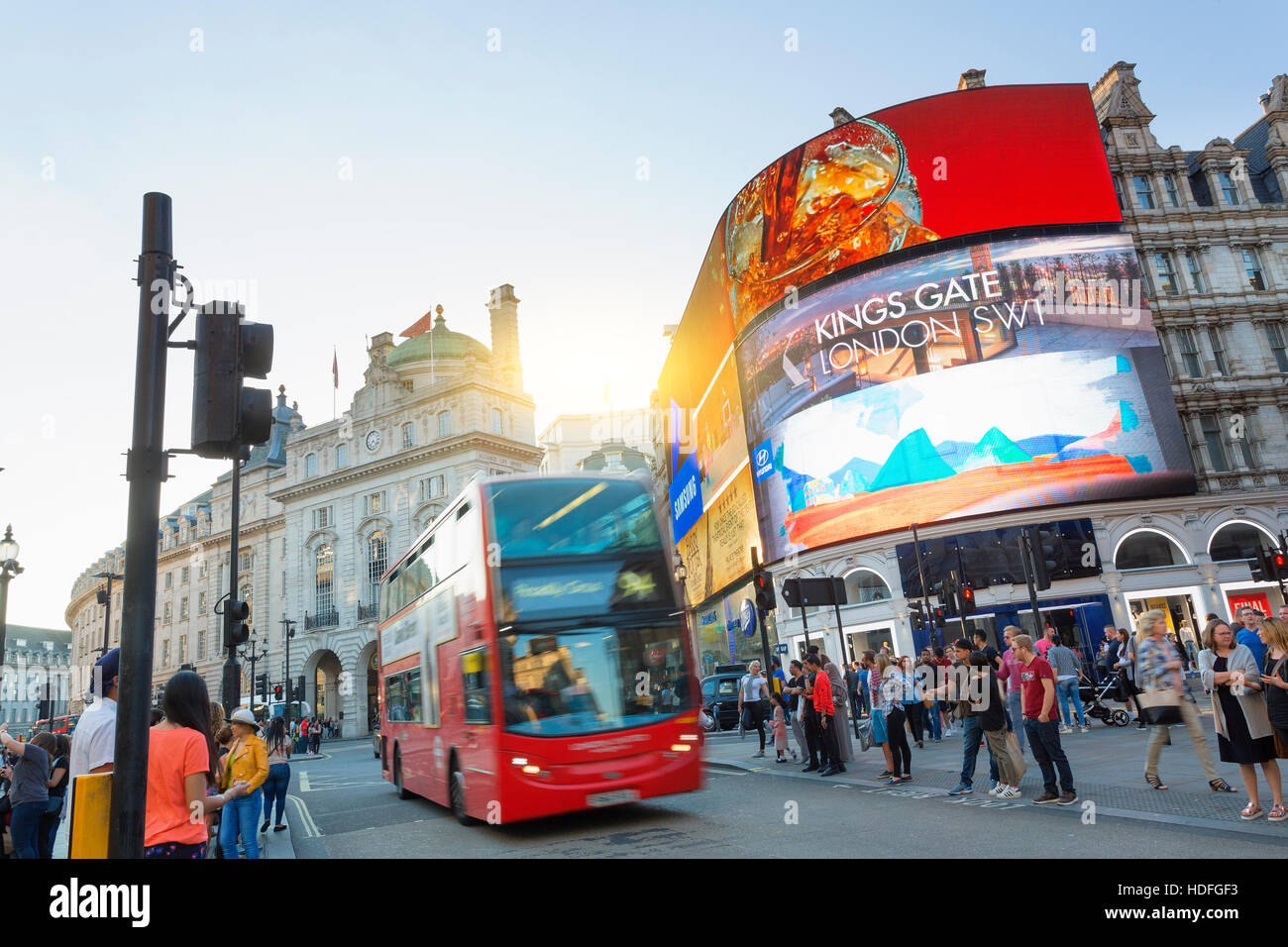 Londra - Piccadilly Circus junction affollata da persone a Londra, Regno Unito. Si tratta di un incrocio stradale e di spazio pubblico di Londra Foto Stock