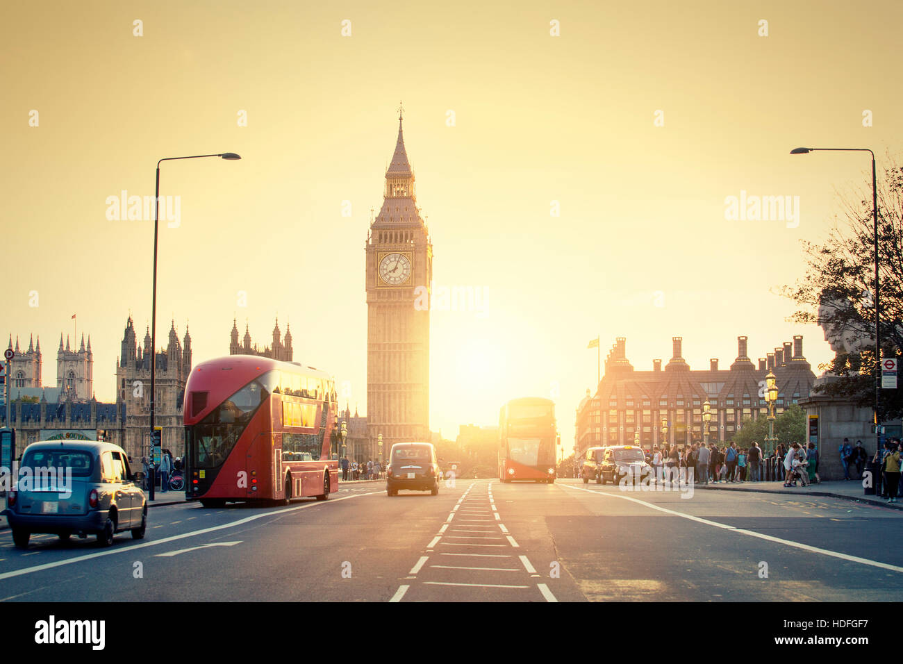 Londra, Regno Unito, Palazzo di Westminster e il Big Ben e il traffico sul Westminster Bridge in primo piano Foto Stock
