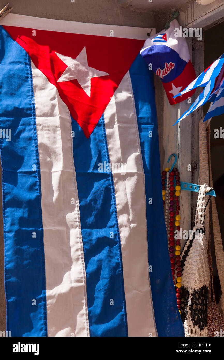 Un cubano di bandiera e gli altri elementi vengano venduti al di fuori di un negozio di articoli da regalo nel centro di Avana, Cuba. Foto Stock