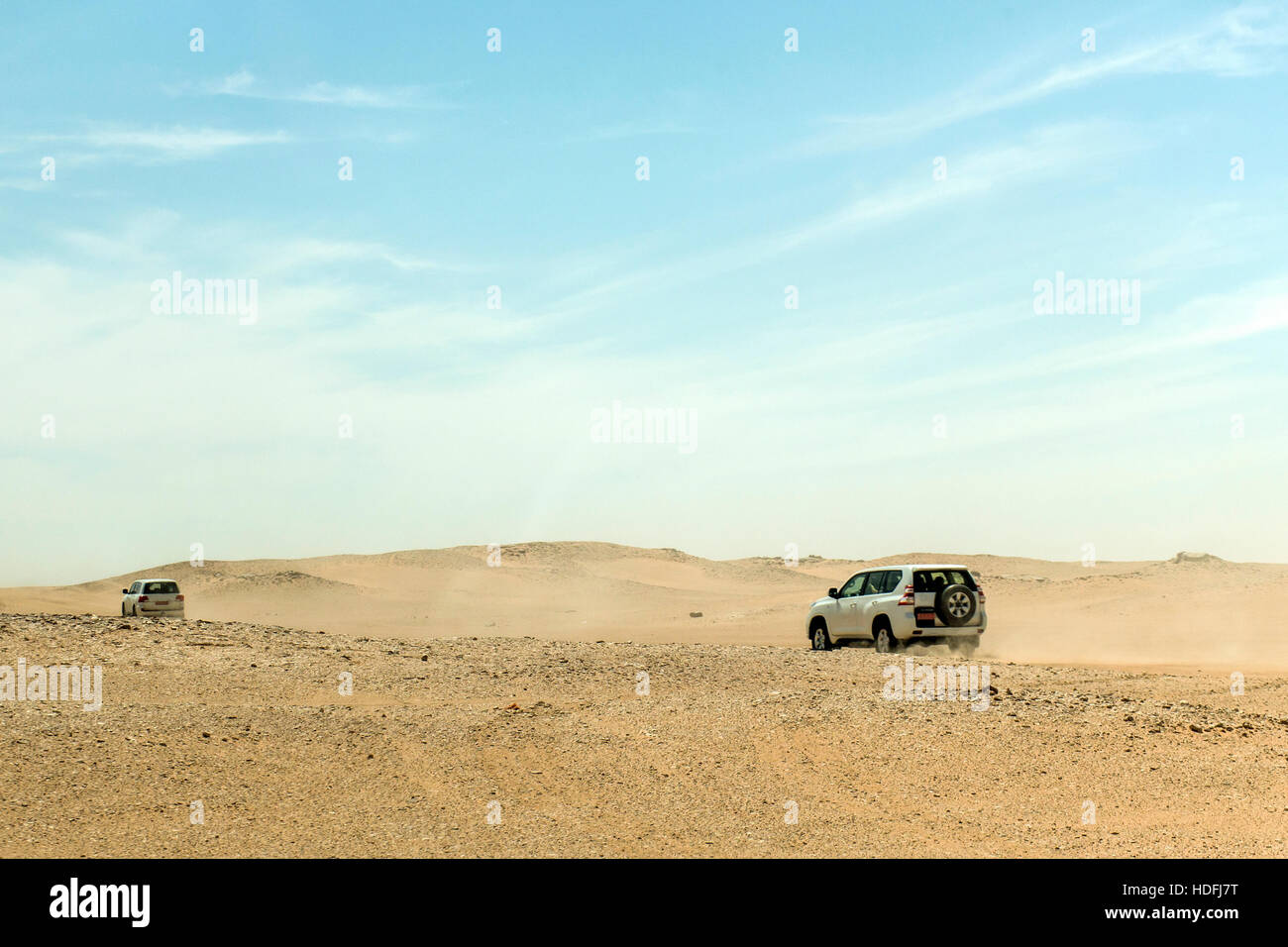 Jeep Safari tradizionale Corsa sulle Dune con i turisti in Oman Ubar nel deserto Rub al Khali Foto Stock