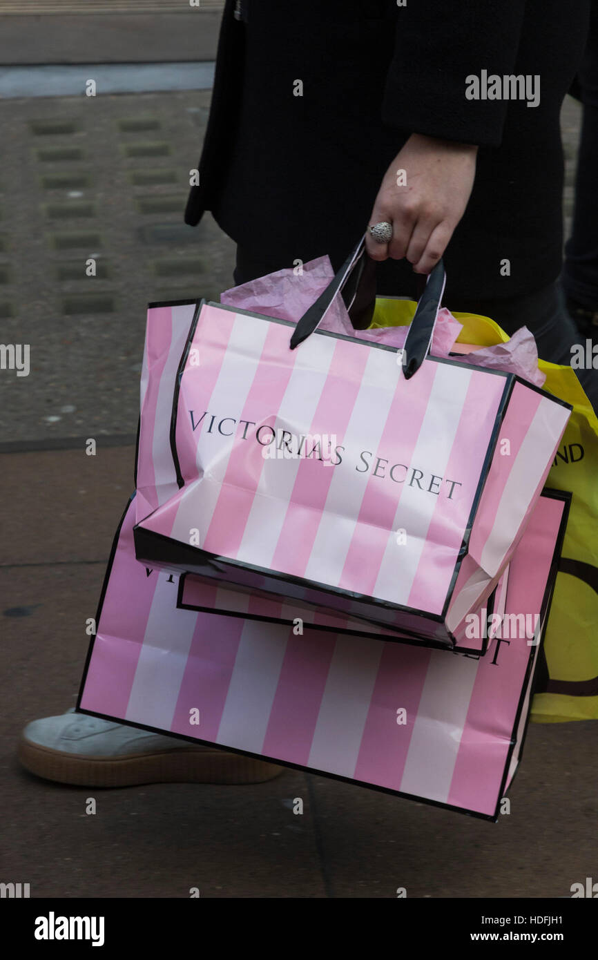 Victorias secret shopping bag immagini e fotografie stock ad alta  risoluzione - Alamy