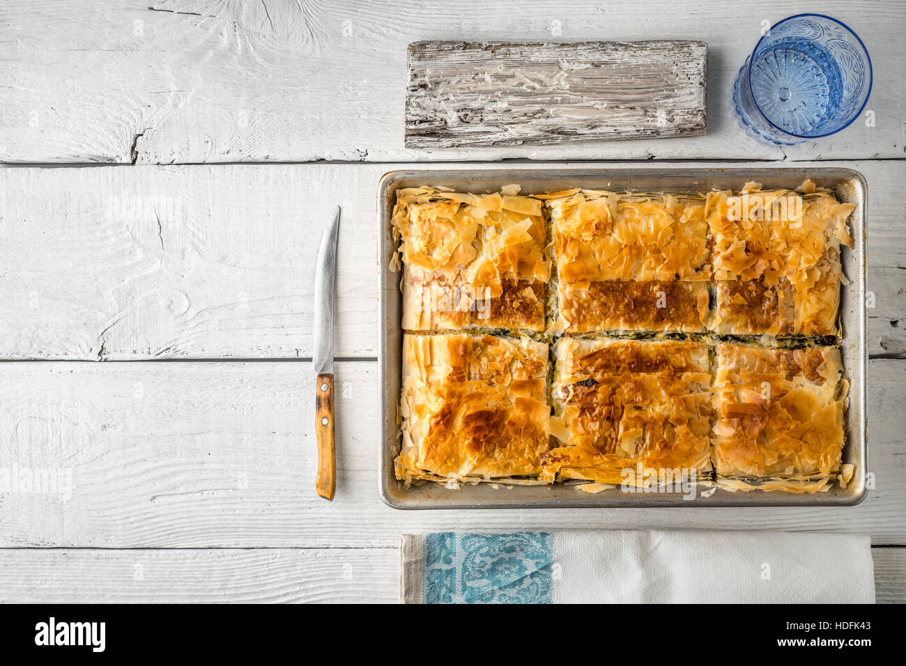 Torta greca spanakopita nel pianale in metallo con tavolo orizzontale ware Foto Stock