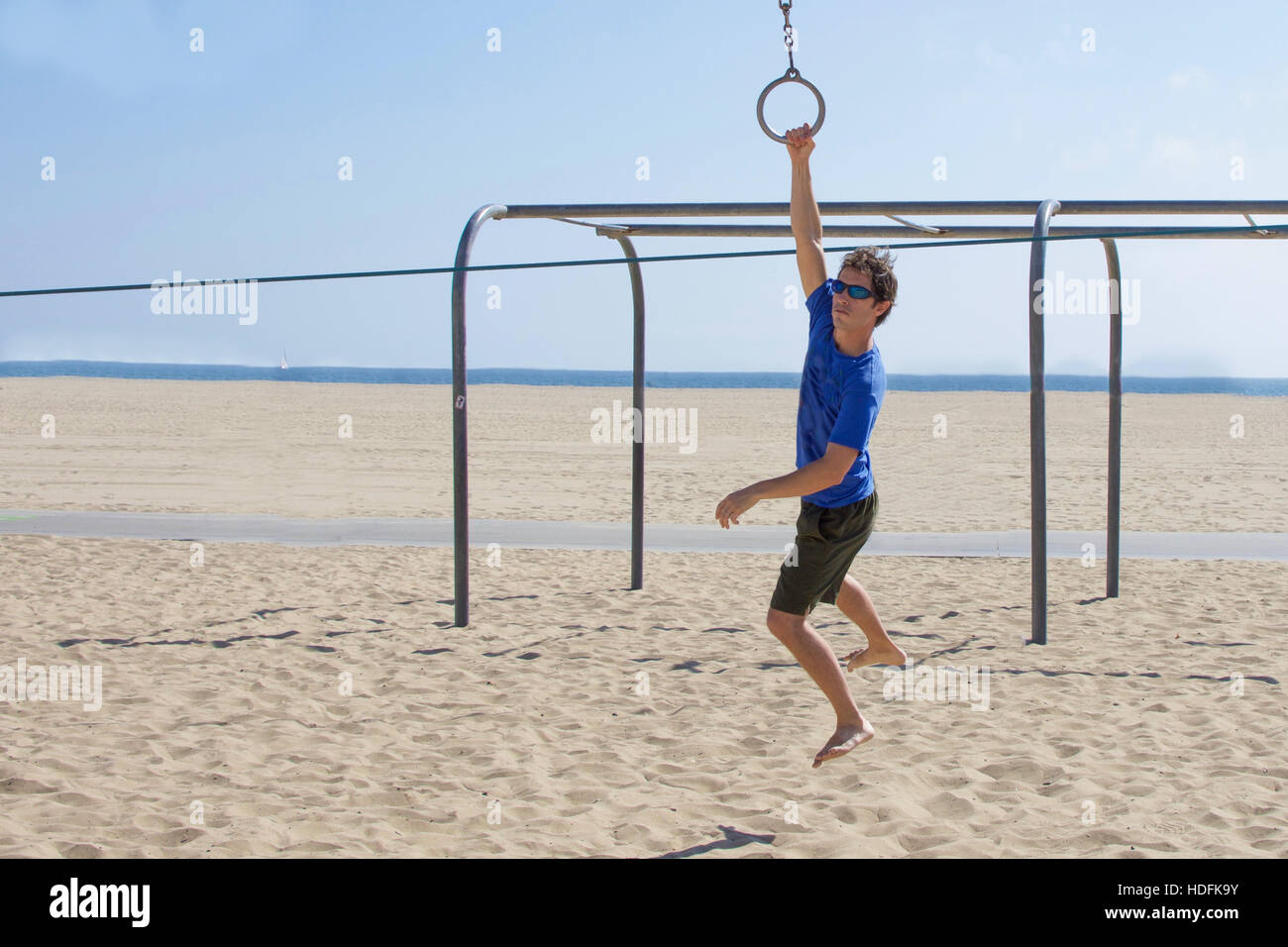 Giovane uomo utilizzando anelli presso la spiaggia di santa monica a Los Angeles California Foto Stock