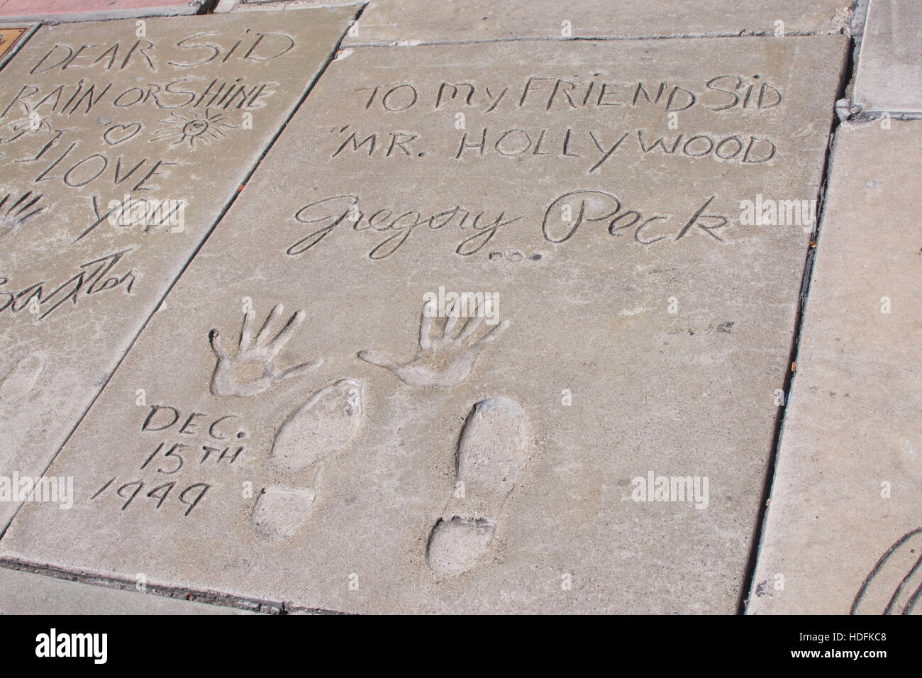 Gregory Peck handprints e impronte in Grauman Chinese Theatre ora noto come teatro di TLC Foto Stock