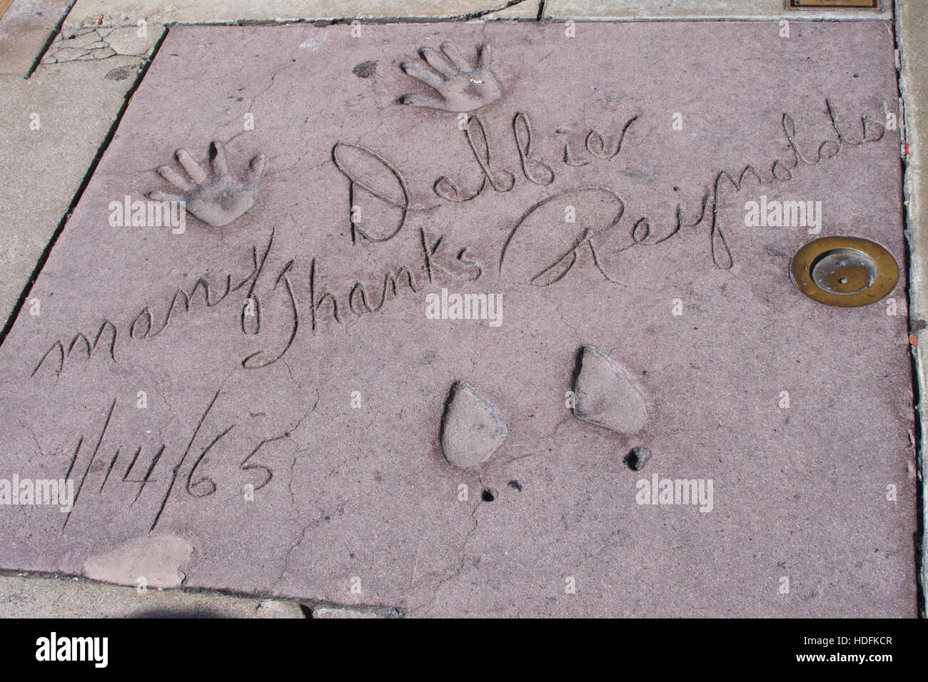 Debbie Reynolds handprints e impronte in Grauman Chinese Theatre ora noto come teatro di TLC Foto Stock