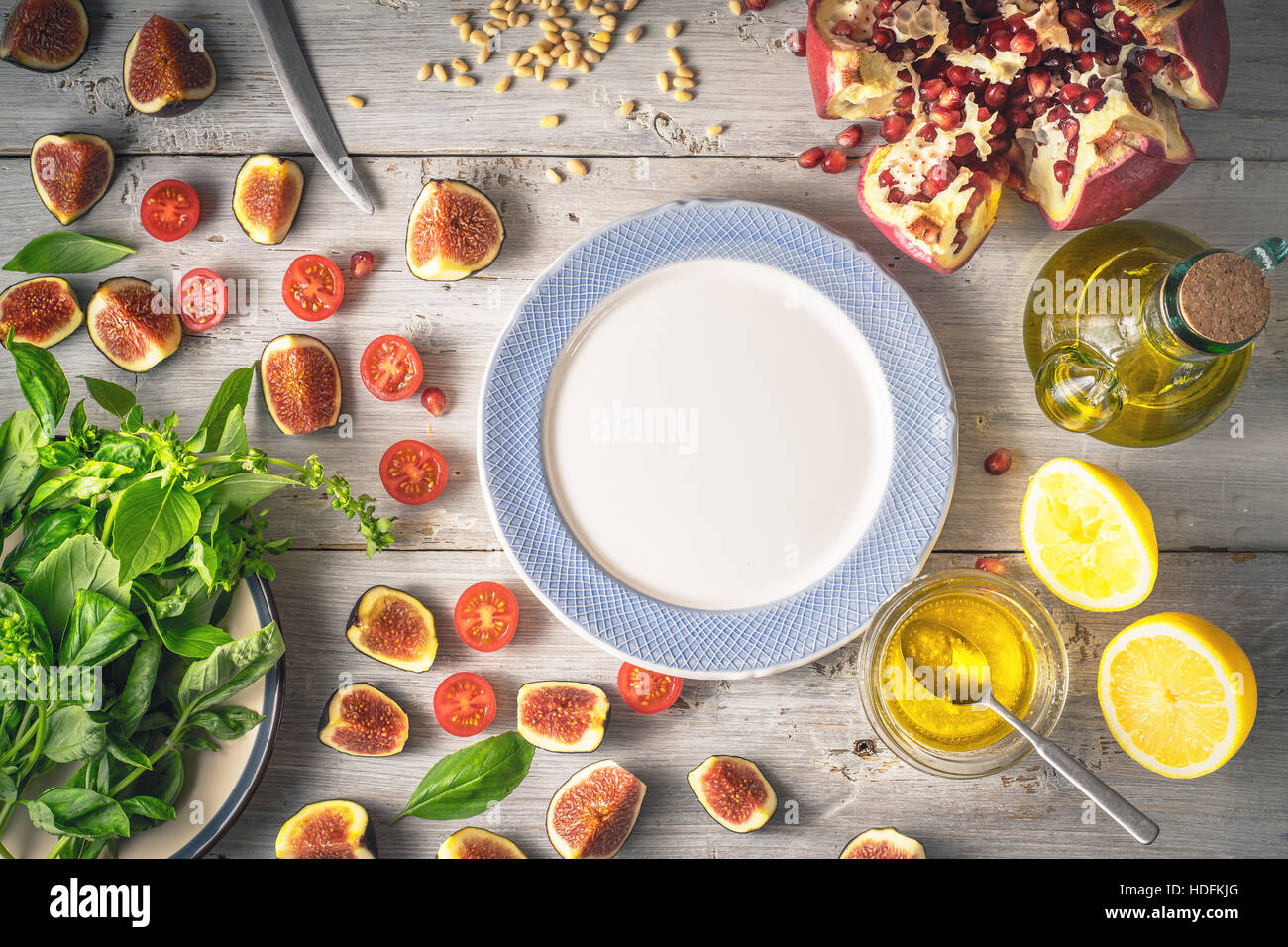 Cucina insalata di frutta con figure sul bianco tavolo in legno vista superiore Foto Stock