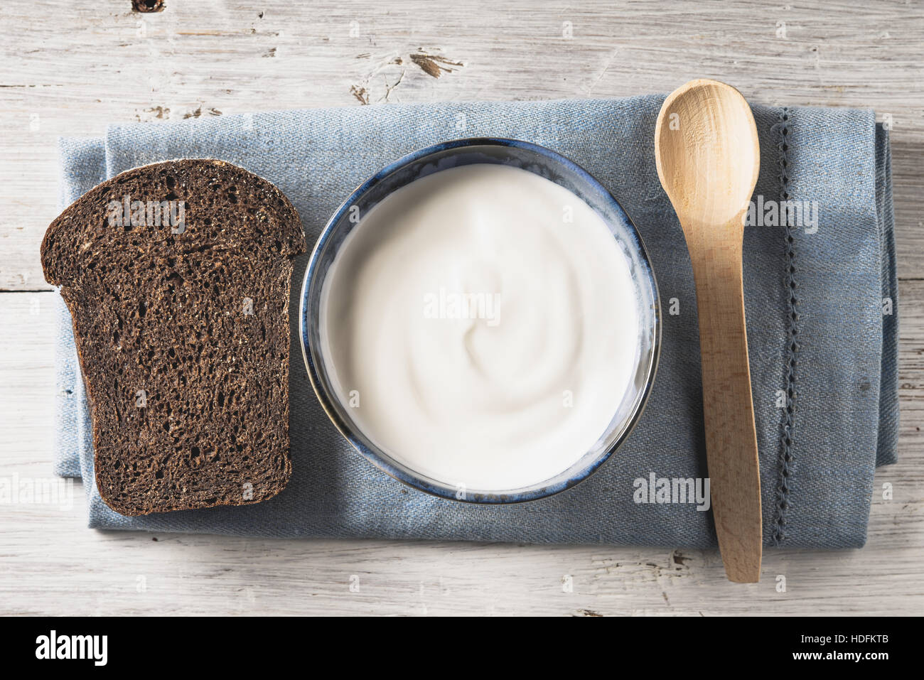 Panna acida sul piatto di ceramica con pane in legno bianco tavolo orizzontale Foto Stock