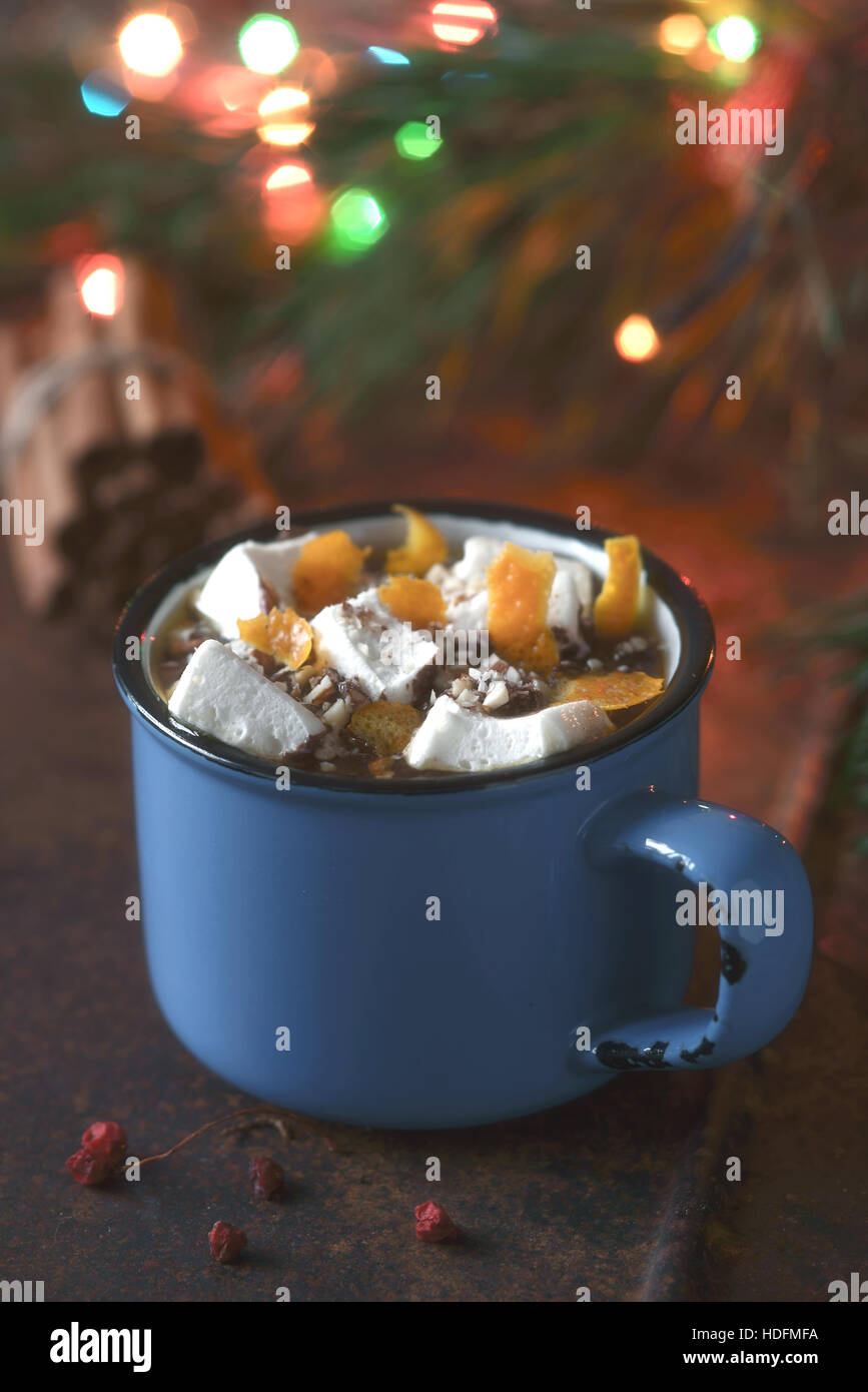 Cioccolata calda con arancia e marshmallows sullo sfondo marrone in verticale Foto Stock