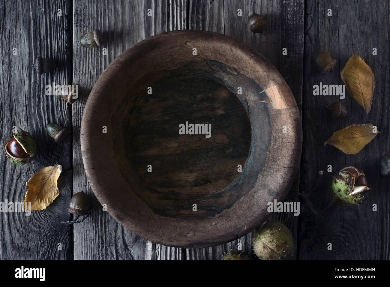 Vecchio piatto in legno e in autunno doni sul tavolo di legno vista superiore Foto Stock