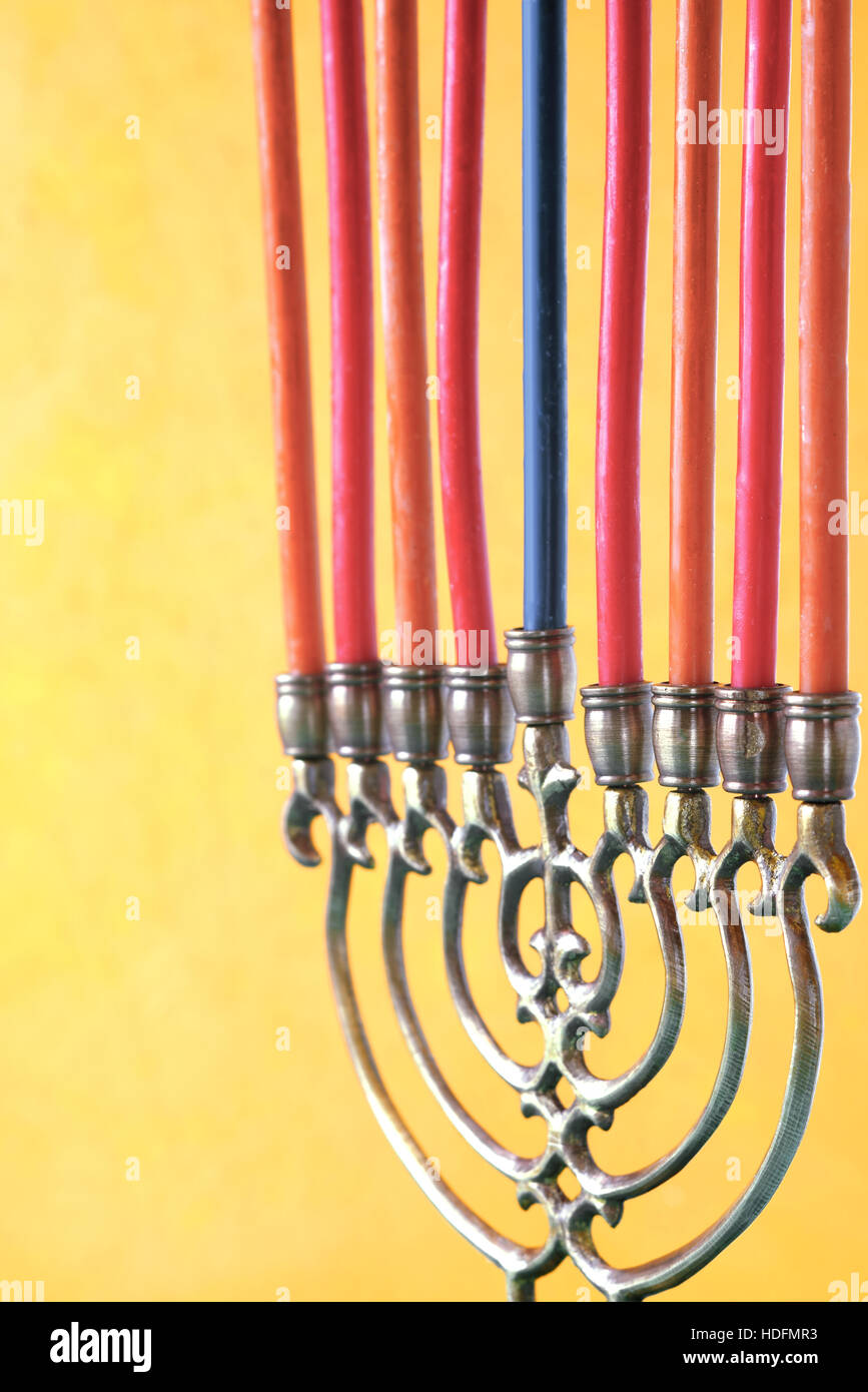 Hanukkah menorah con candele in verticale Foto Stock