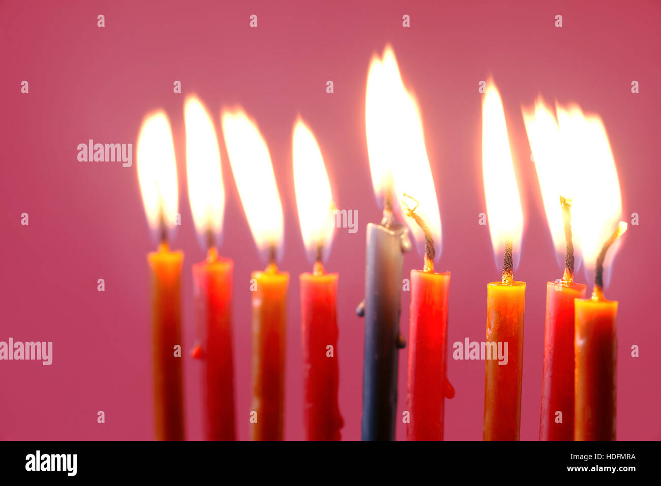 Hanukkah candele accese sullo sfondo rosa Foto Stock