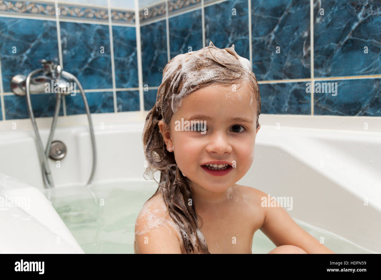 Shampoo per bambini immagini e fotografie stock ad alta risoluzione - Alamy