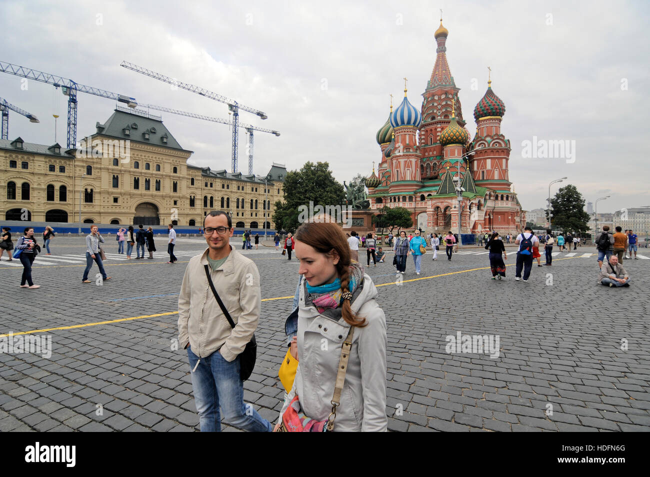 I turisti appendere fuori nella Piazza Rossa con San Basilio Cattedrale come sfondo. Foto Stock