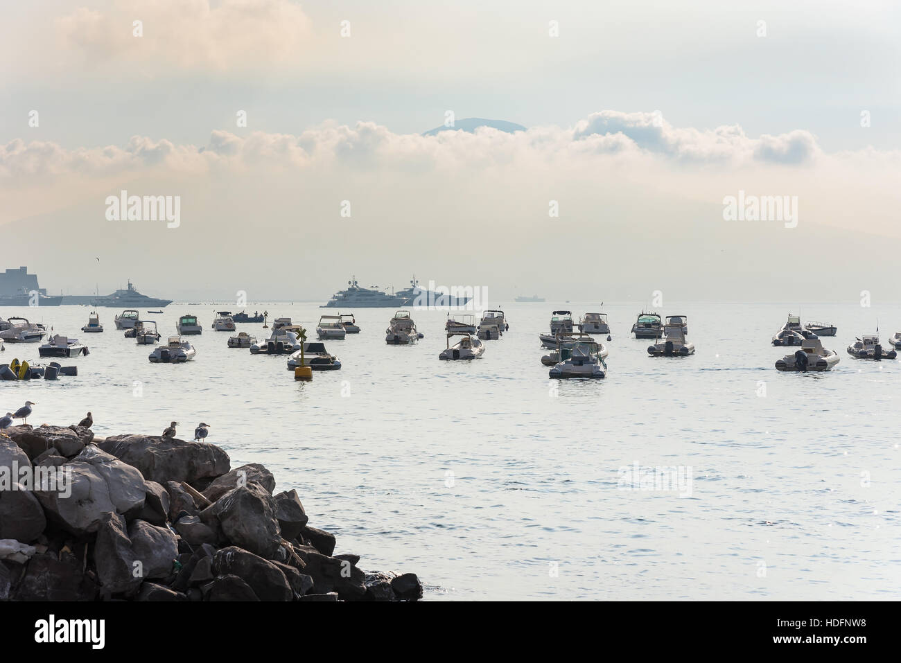 Mattinata nebbiosa vista del porto di Napoli, una delle città più grande in Italia. Foto Stock