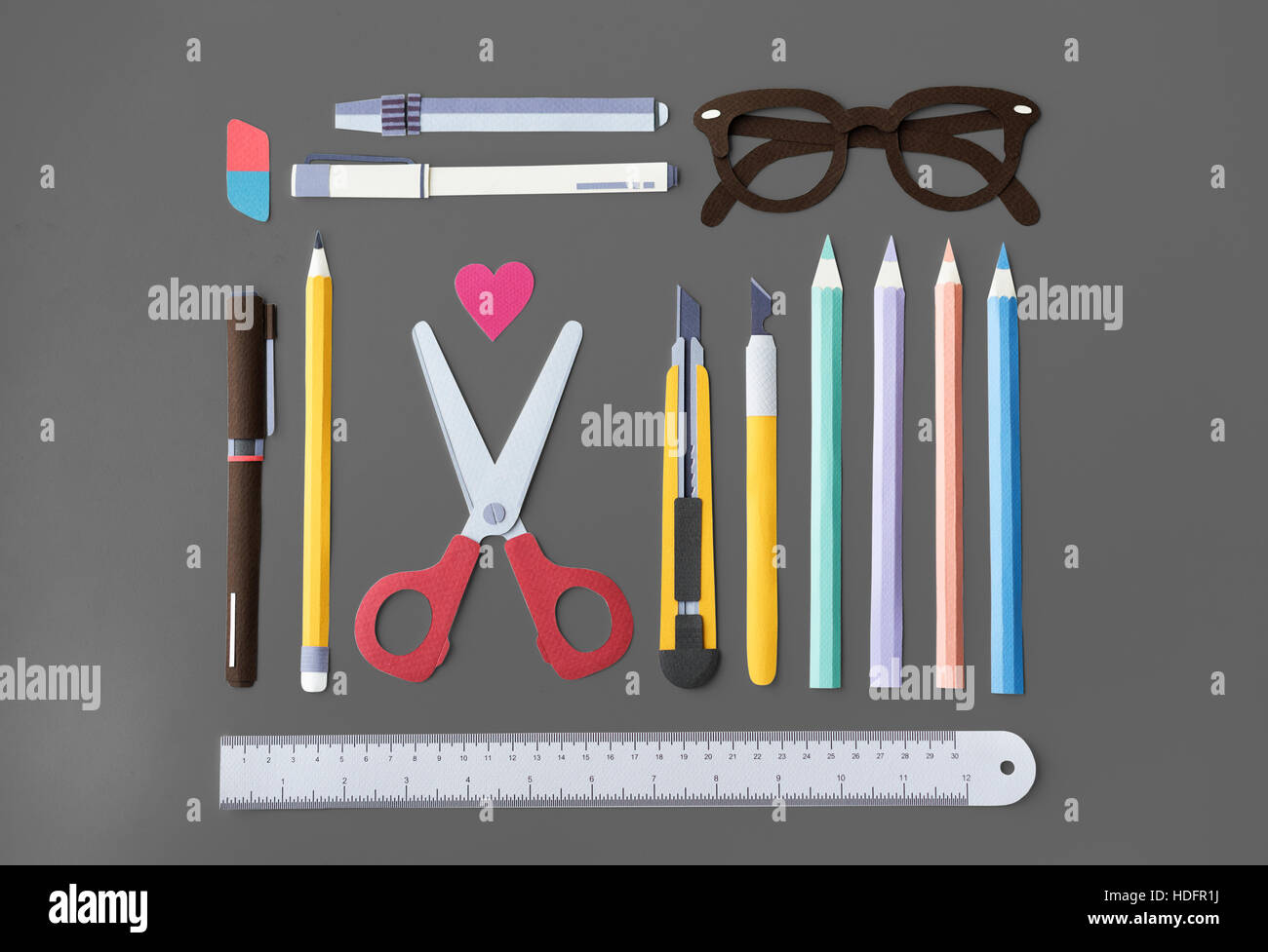 Il colore della penna matita gomma forbici righello il concetto di occhiali Foto Stock