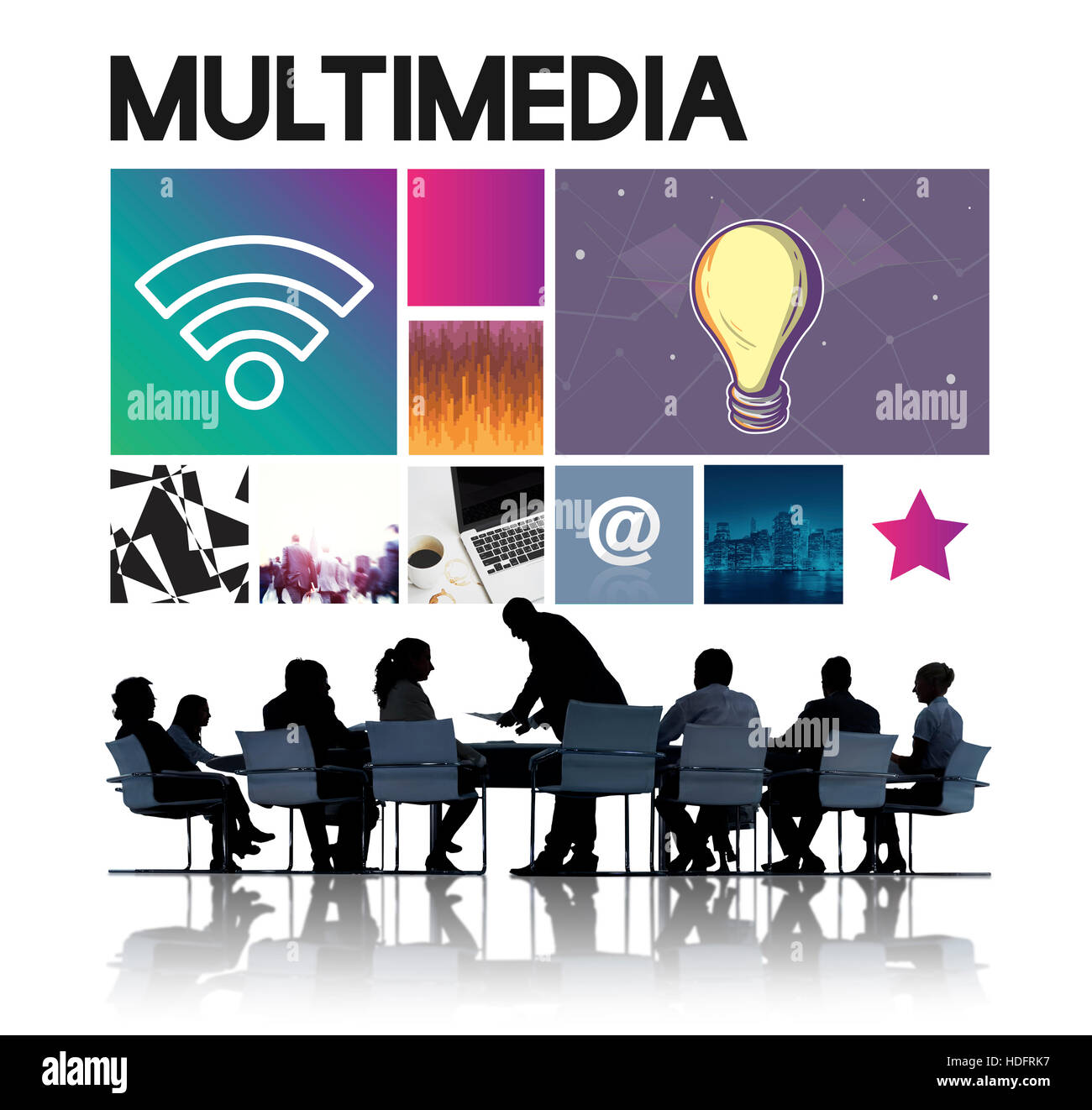 La tecnologia multimediale il cyberspazio un concetto di rete Foto Stock