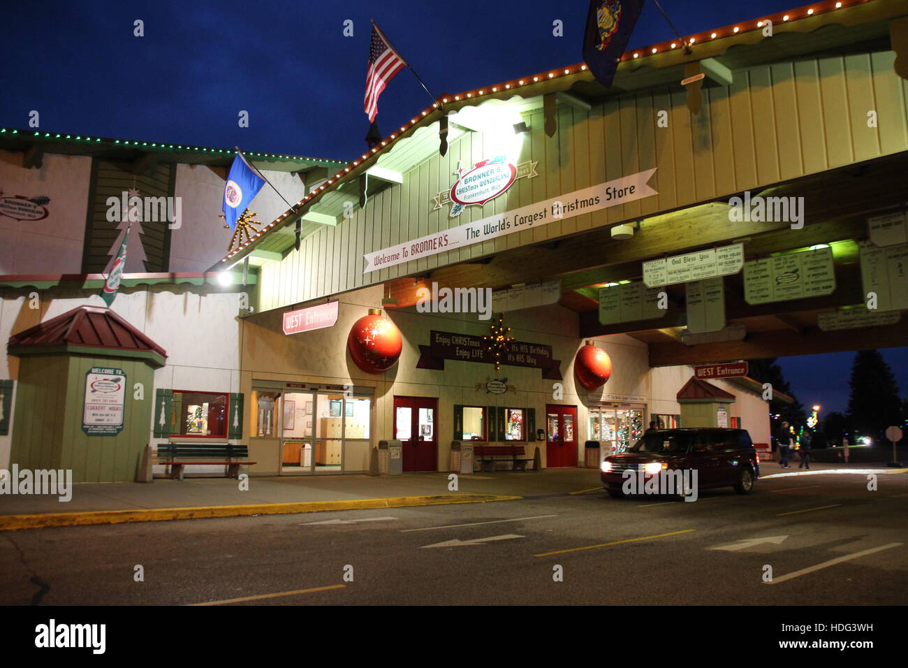 Frankenmuth, STATI UNITI D'AMERICA. 01 Dic, 2016. L'ingresso di Bonner Natale Wonderland, un 8.000 metri quadrati mercatino di Natale in Frankenmuth, STATI UNITI D'AMERICA, 01 dicembre 2016. I clienti ricevono una piega-out mappa dopo il suo ingresso nel mercato per aiutarli a trovare la loro strada. Il proprietario era disceso da immigrati tedeschi e morì nel 2008 all'età di 77. Foto: Christina Horsten/dpa/Alamy Live News Foto Stock