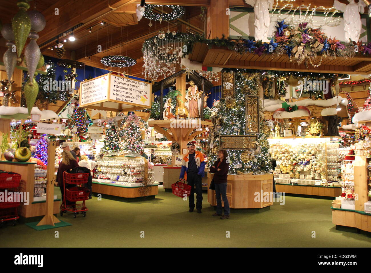 Frankenmuth, STATI UNITI D'AMERICA. 01 Dic, 2016. Ai clienti di navigare in Bonner Natale Wonderland, un 8.000 metri quadrati mercatino di Natale in Frankenmuth, STATI UNITI D'AMERICA, 01 dicembre 2016. I clienti ricevono una piega-out mappa dopo il suo ingresso nel mercato per aiutarli a trovare la loro strada. Il proprietario era disceso da immigrati tedeschi e morì nel 2008 all'età di 77. Foto: Christina Horsten/dpa/Alamy Live News Foto Stock