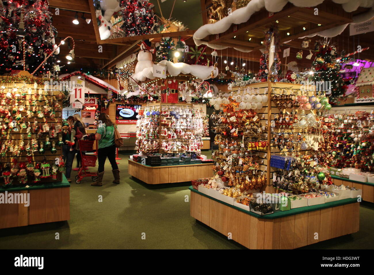 Frankenmuth, STATI UNITI D'AMERICA. 01 Dic, 2016. Ai clienti di navigare in Bonner Natale Wonderland, un 8.000 metri quadrati mercatino di Natale in Frankenmuth, STATI UNITI D'AMERICA, 01 dicembre 2016. I clienti ricevono una piega-out mappa dopo il suo ingresso nel mercato per aiutarli a trovare la loro strada. Il proprietario era disceso da immigrati tedeschi e morì nel 2008 all'età di 77. Foto: Christina Horsten/dpa/Alamy Live News Foto Stock