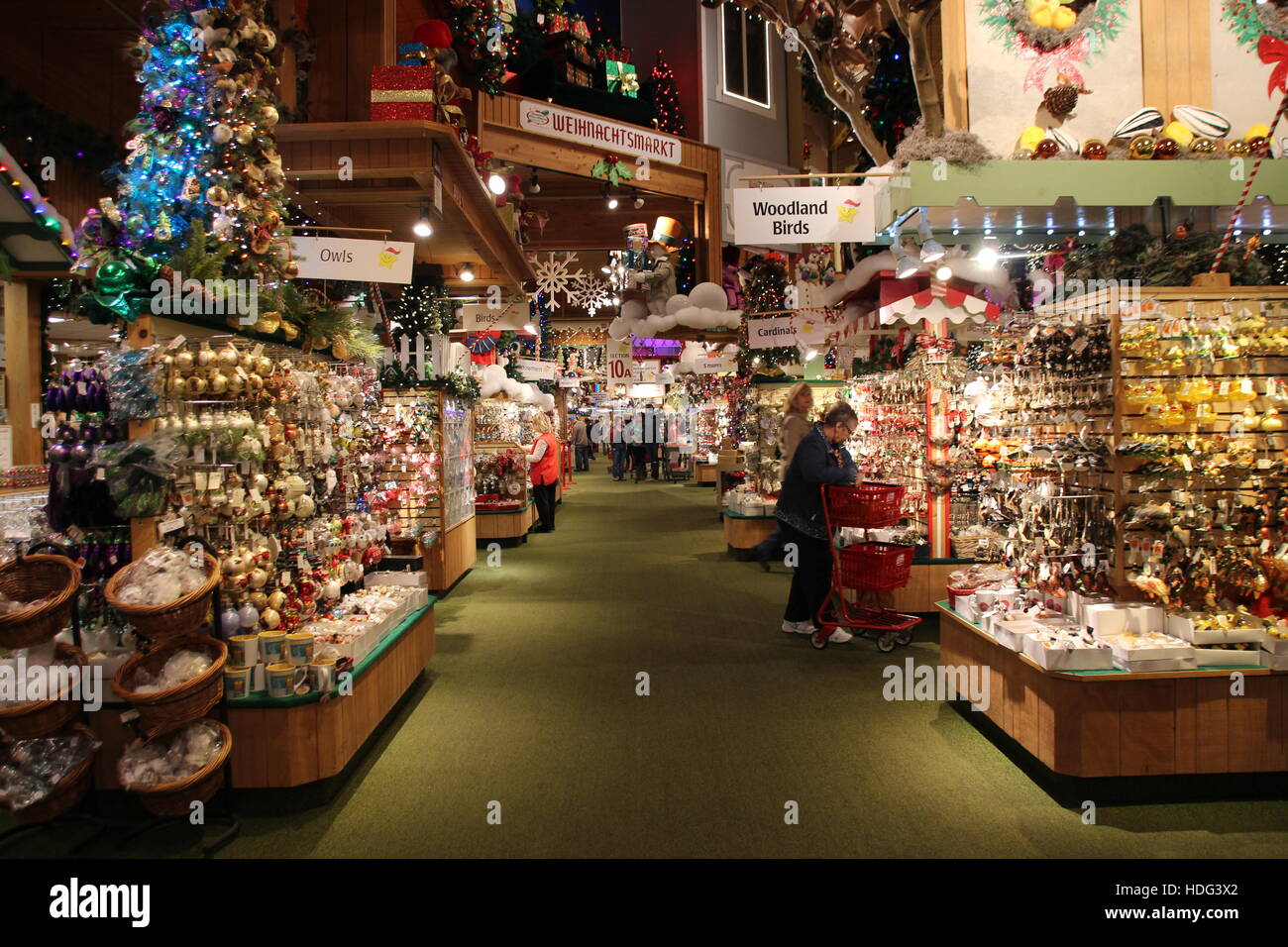 Frankenmuth, STATI UNITI D'AMERICA. 01 Dic, 2016. Ai clienti di navigare in Bonner Natale Wonderland, un 8.000 metri quadrati mercatino di Natale in Frankenmuth, STATI UNITI D'AMERICA, 01 dicembre 2016. I clienti ricevono una piega-out mappa dopo il suo ingresso nel mercato per aiutarli a trovare la loro strada. Il proprietario era disceso da immigrati tedeschi e morì nel 2008 all'età di 77. Foto: Christina Horsten/dpa/Alamy Live News Foto Stock