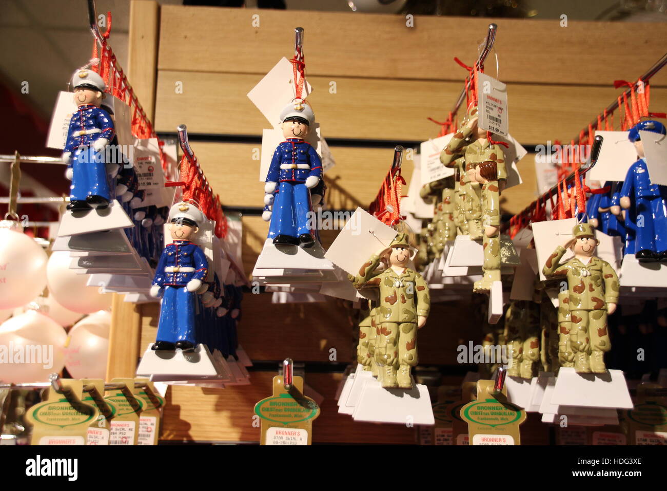 Frankenmuth, STATI UNITI D'AMERICA. 01 Dic, 2016. Soldato figurine sul display in Bonner Natale Wonderland, un 8.000 metri quadrati mercatino di Natale in Frankenmuth, STATI UNITI D'AMERICA, 01 dicembre 2016. I clienti ricevono una piega-out mappa dopo il suo ingresso nel mercato per aiutarli a trovare la loro strada. Il proprietario era disceso da immigrati tedeschi e morì nel 2008 all'età di 77. Foto: Christina Horsten/dpa/Alamy Live News Foto Stock