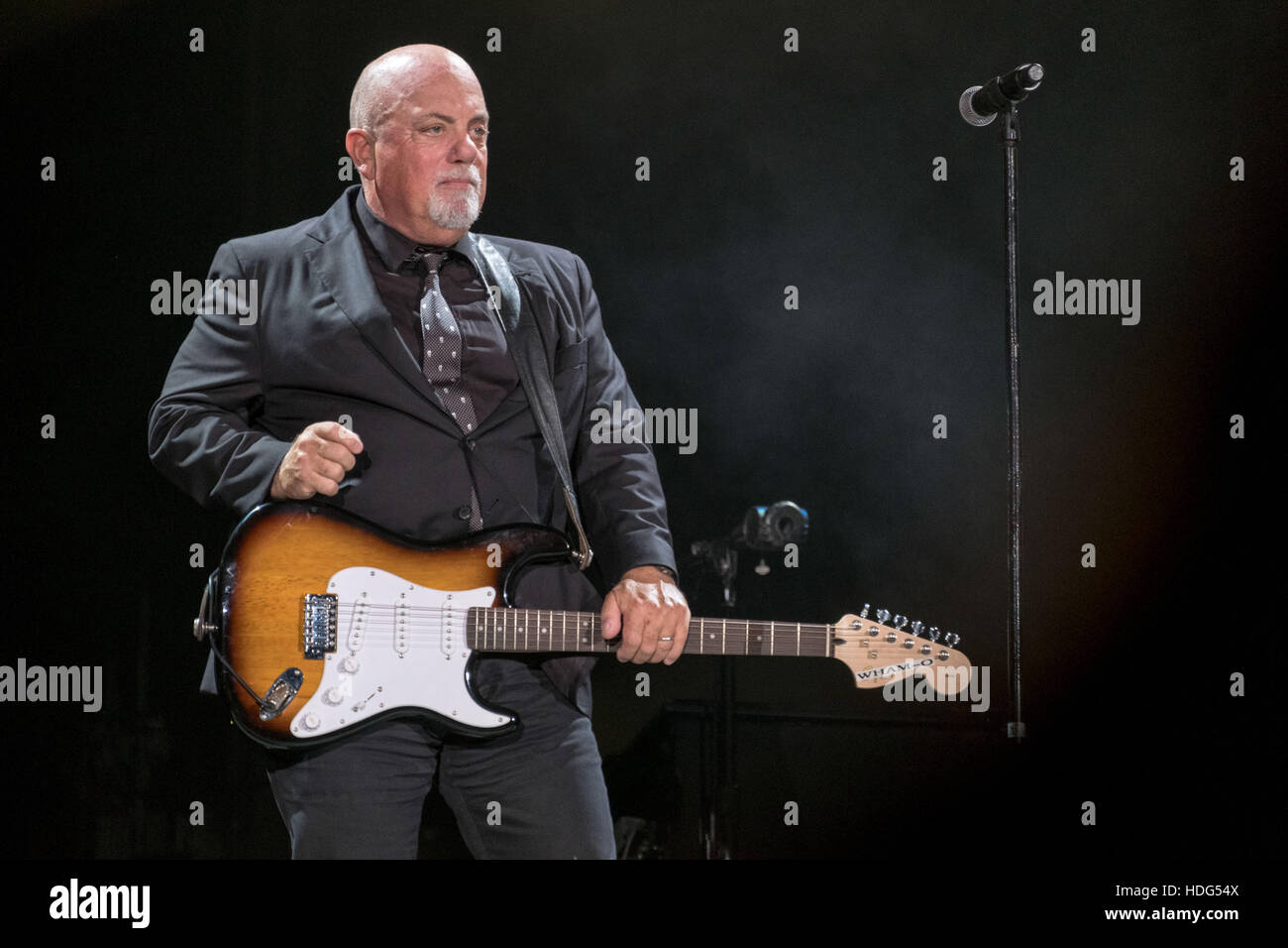 Chicago, Illinois, Stati Uniti d'America. 26 Ago, 2016. Musicista BILLY JOEL esegue Live At Wrigley Field a Chicago, Illinois © Daniel DeSlover/ZUMA filo/Alamy Live News Foto Stock