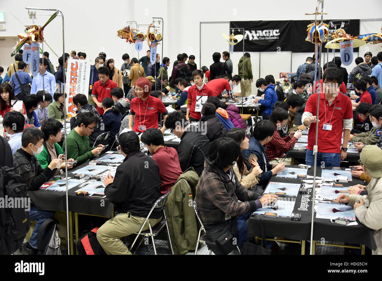 Tokyo, Giappone. Undicesimo Dec, 2016. Gioco di mercato, il più grande gioco giapponese convenzione con 'analog giochi' trae più di 13.000 visitatori al Tokyo Big Sight, domenica 11 dicembre, 2016. L'evento, prima tenutasi a Tokyo il 2 aprile 2000 per i giochi che non richiedono energia elettrica, ha visto un aumento di popolarità con la partecipazione alla manifestazione di Tokyo in aumento da 2.200 nel 2010 a 9.500 nel 2015. Credito: Natsuki Sakai/AFLO/Alamy Live News Foto Stock