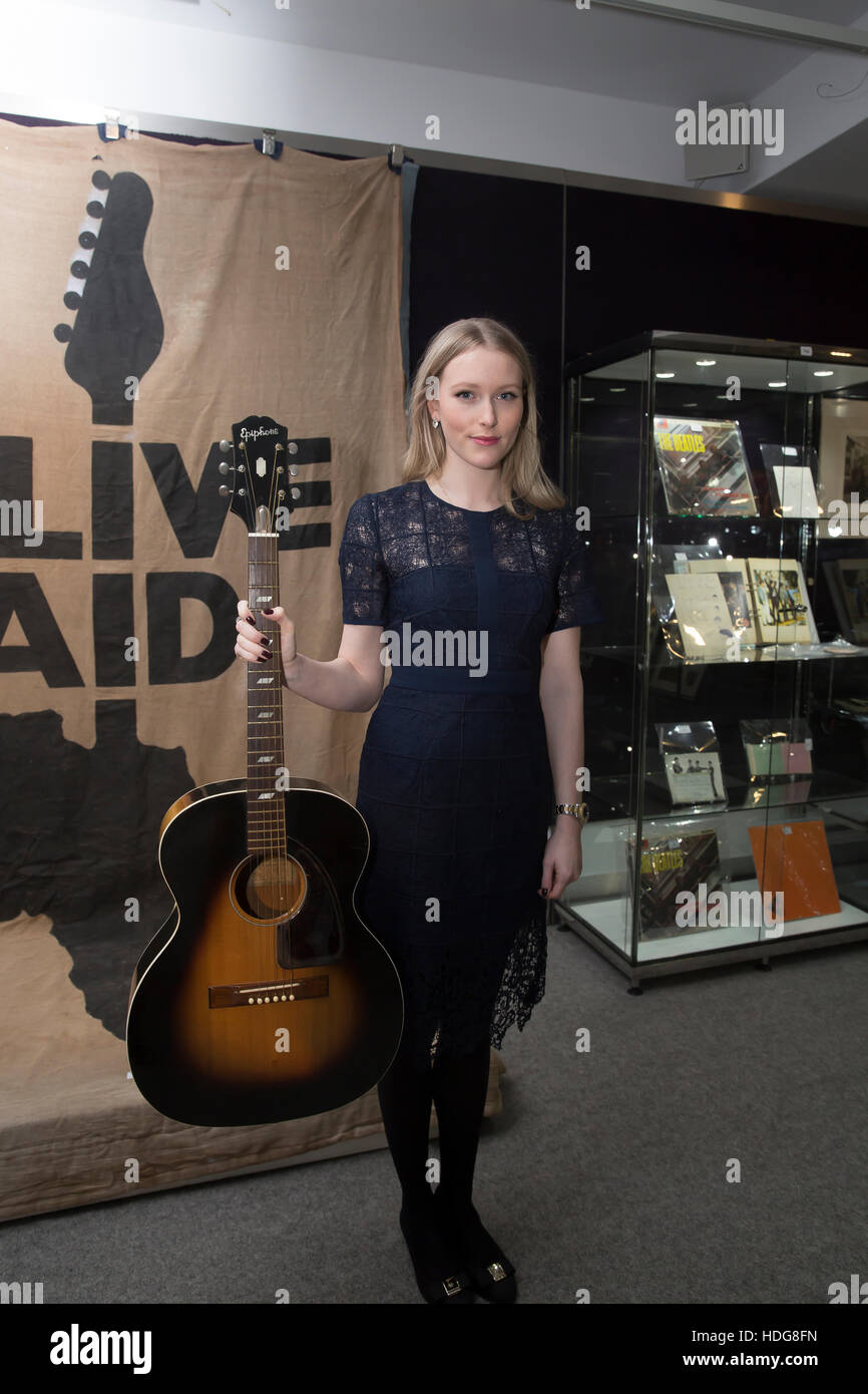 Knightsbridge, UK. 12 Dic, 2016. Laurel Kemp, senior sales co ordinator, detiene un Epiphone FT79 Guitar di proprietà di Jimi Hendrix a un photocall presso Bonhams precedendo di Entertainment Memorabilia Auction in Knightsbridge London Credit: Keith Larby/Alamy Live News Foto Stock