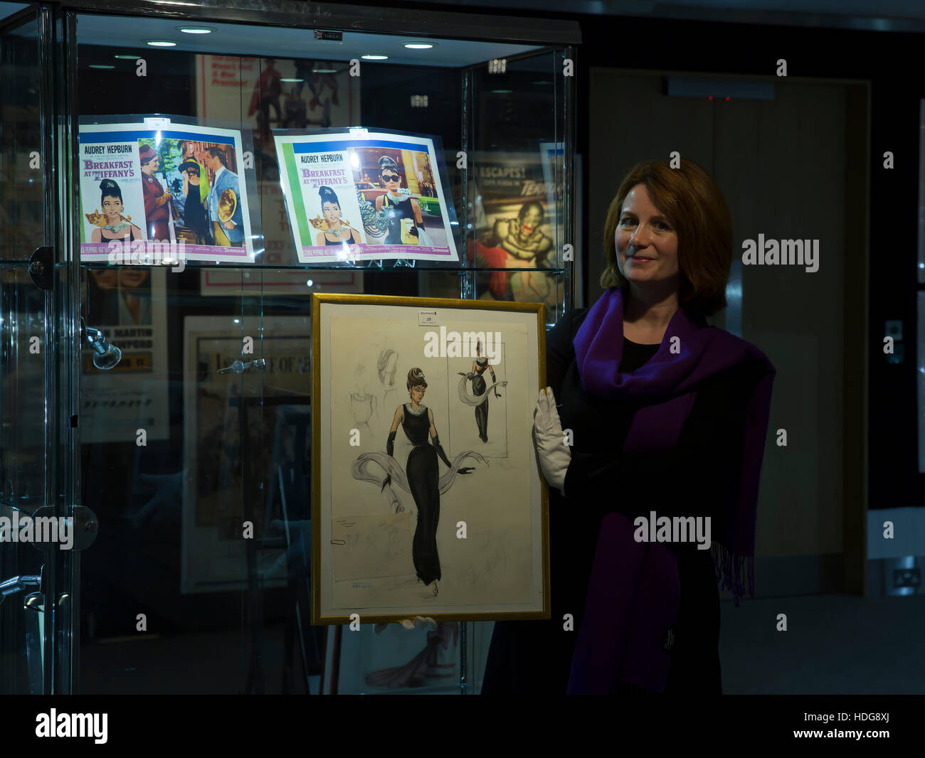 Knightsbridge, UK. 12 Dic, 2016. Un un acquerello e disegno a matita di Audrey Hepburn come Holly Golightly, stimato a £ 10.000-15,000. Lo schizzo, da Colazione da Tiffany costume supervisor Edith Head, è stato portato alla vita da designer Hubert de Givenchy, e indossato a grande effetto dalla Hepburn nel suo ruolo di Holly Golightly in un photocall presso Bonhams precedendo di Entertainment Memorabilia Auction in Knightsbridge London Credit: Keith Larby/Alamy Live News Foto Stock