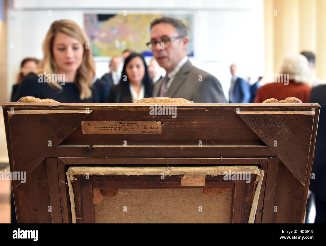 Berlino, Germania. 12 Dic, 2016. Il dipinto " navi in difficoltà su un mare tempestoso' da Jan Porcellis (1582-1632) stand presso l'Ambasciata del Canada a Berlino, Germania, 12 dicembre 2016. Eredi di arte ebraica collector Max Stern sono presentando l'arte restituito derubato durante il Nazionalsocialismo. Foto: Britta Pedersen/dpa-Zentralbild/dpa/Alamy Live News Foto Stock