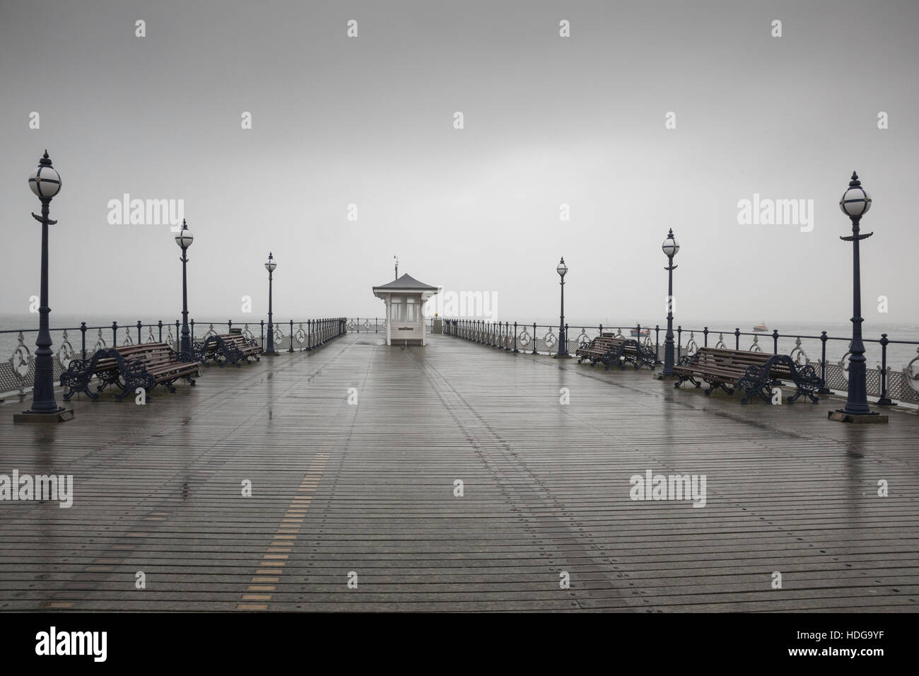 Swanage, Regno Unito. Il 12 dicembre 2016. Il molo vittoriano in Swanage questa mattina dopo la pioggia. Ci sono stati pochi visitatori a causa del cattivo tempo. Credito: Eva Worobiec/Alamy Live News Foto Stock