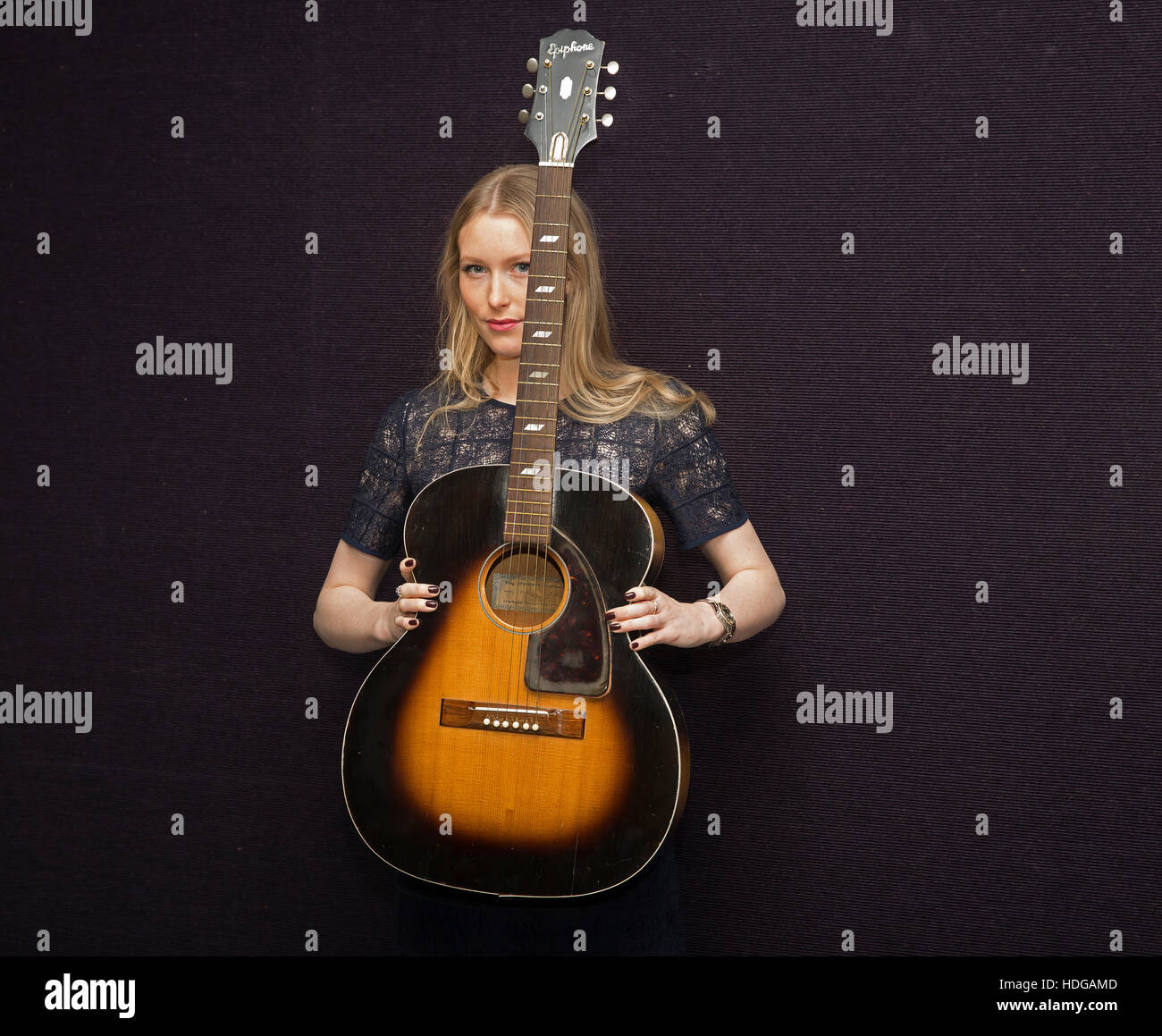 Knightsbridge, UK. 12 Dic, 2016. Laurel Kemp, senior sales co ordinator, detiene un Epiphone FT79 Guitar di proprietà di Jimi Hendrix a un photocall presso Bonhams precedendo di Entertainment Memorabilia Auction in Knightsbridge London Credit: Keith Larby/Alamy Live News Foto Stock