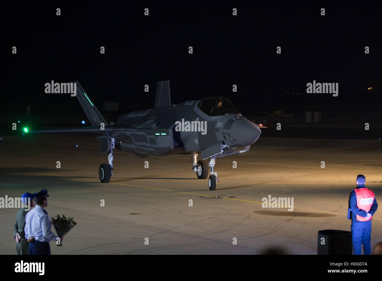 Beersheva, Israele. 12 Dic, 2016. Uno dei due F-35 jet fighter arriva a Nevatim Air Force Base vicino Beersheva, Israele, Dic 12, 2016. Israele per la Air Force lunedì ha ricevuto i suoi primi due F-35 advanced stealth fighter getti, della quale il paese detto darà un bordo qualitativo oltre i suoi vicini per gli anni a venire. © Guo Yu/Xinhua/Alamy Live News Foto Stock