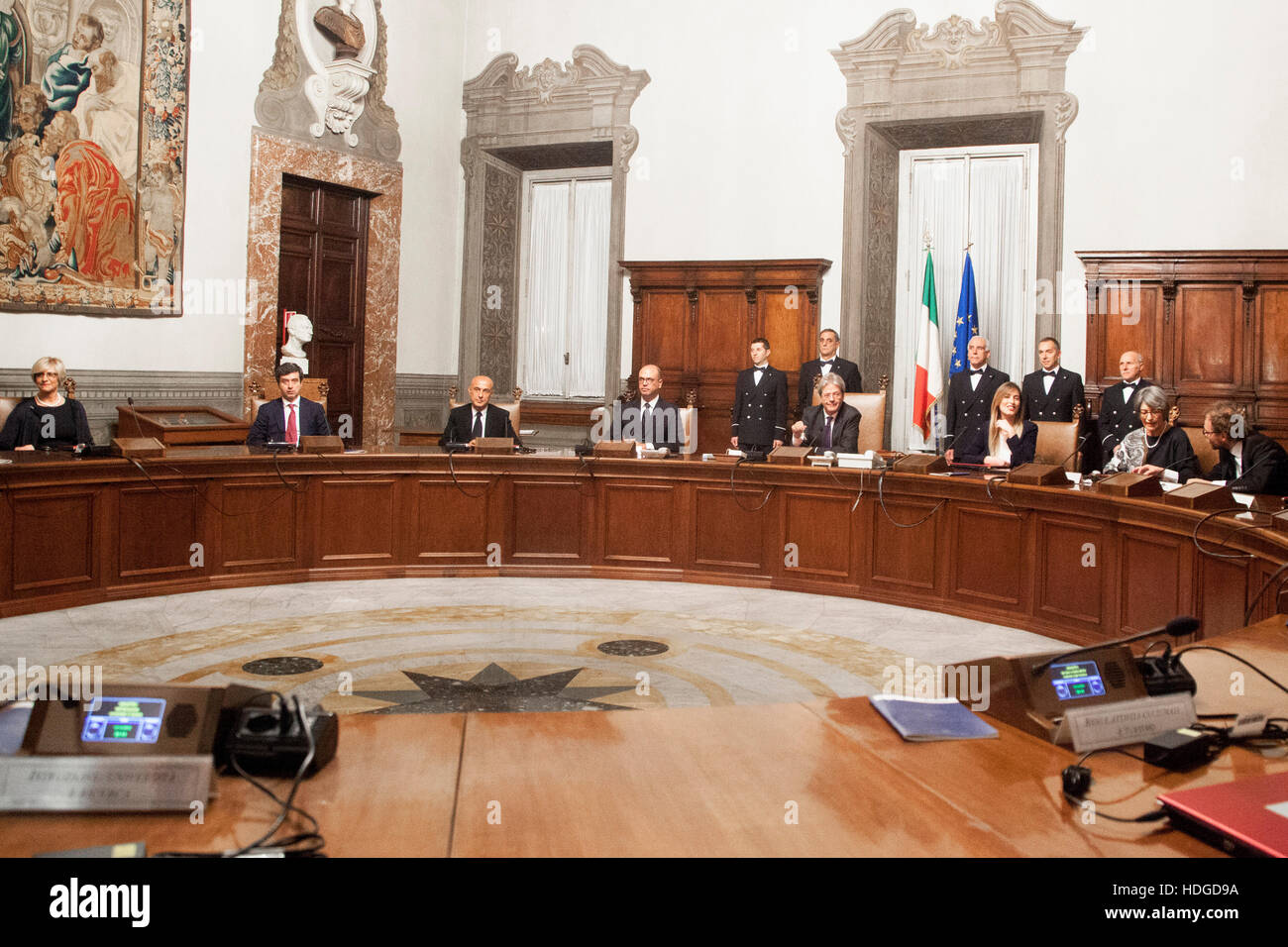 Roma, Italia. Il 12 dicembre 2016. Paolo Gentiloni, Italia il nuovo primo ministro, centro assiste la sua prima riunione di gabinetto presso il Palazzo Chigi in Roma, Italia. Credito: Sara De Marco/Alamy Live News. Foto Stock